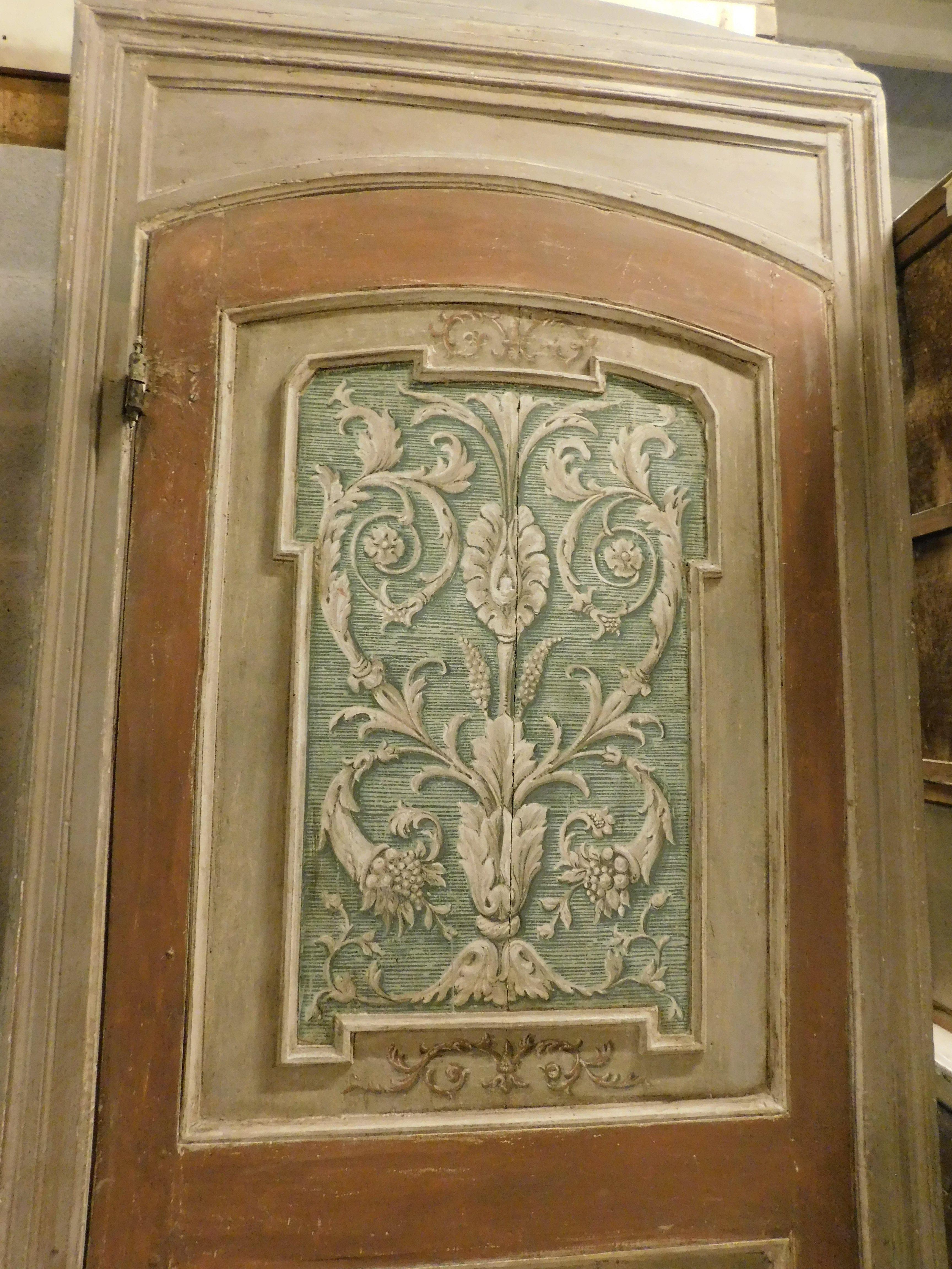 Peuplier n.2 portes à feuilles uniques, bois laqué et décorations florales riches peintes, Italie en vente