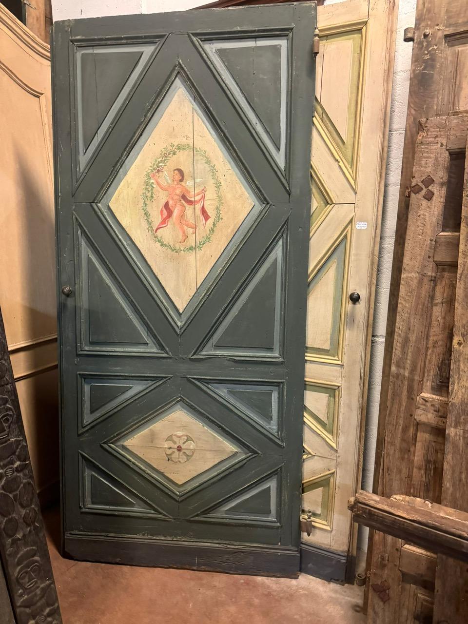 N.2 antique interior doors, single-leaf doors in solid lacquered wood and hand-painted with dancing angels, painted on the upper panel and flower on the lower panel, framed by carved rhombuses.
Lacquered and carved back, Pull opening: one to the