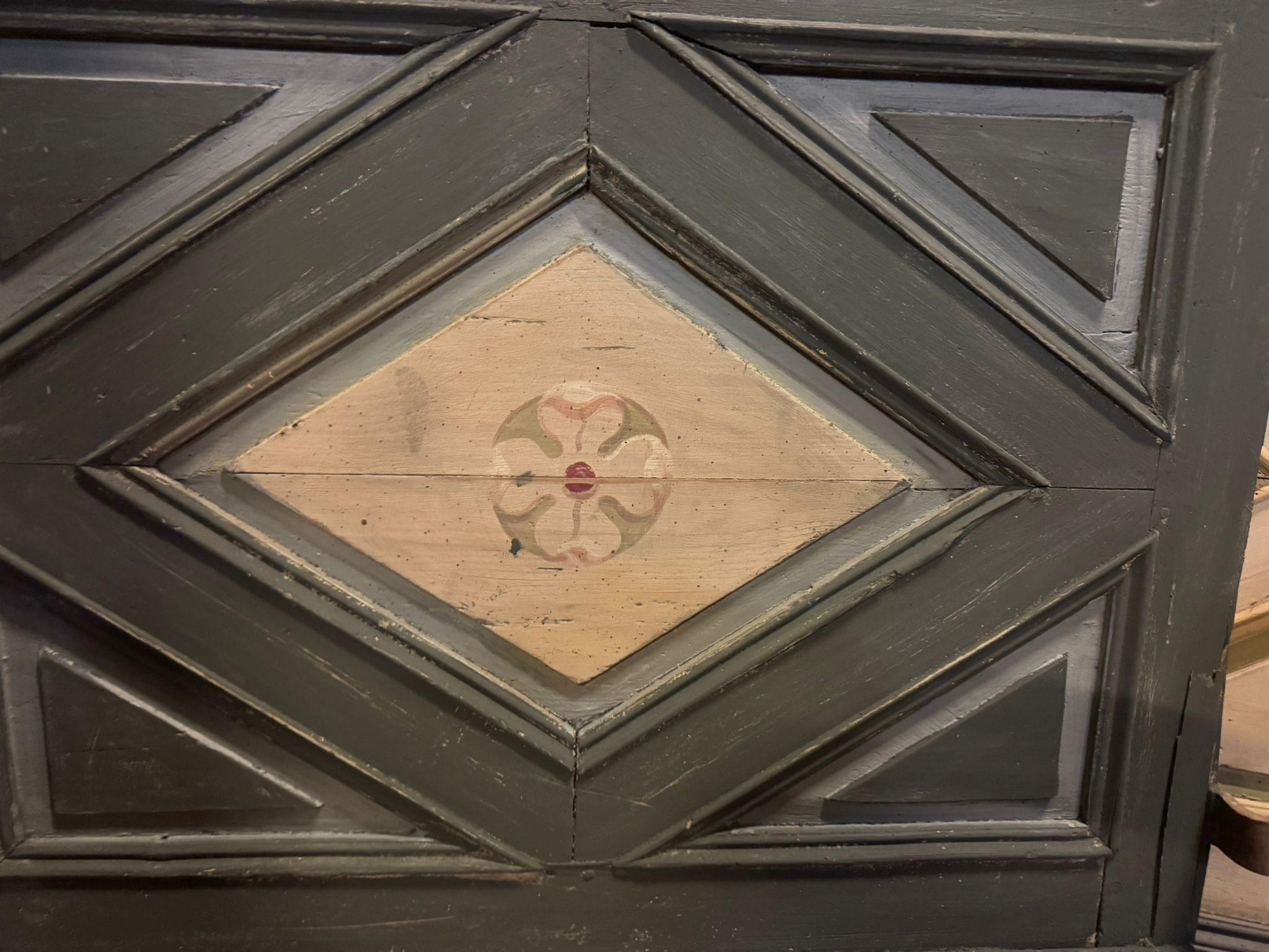 N.2 single-leaf doors lacquered wood, not identic painted dancing angels, taly In Good Condition For Sale In Cuneo, Italy (CN)