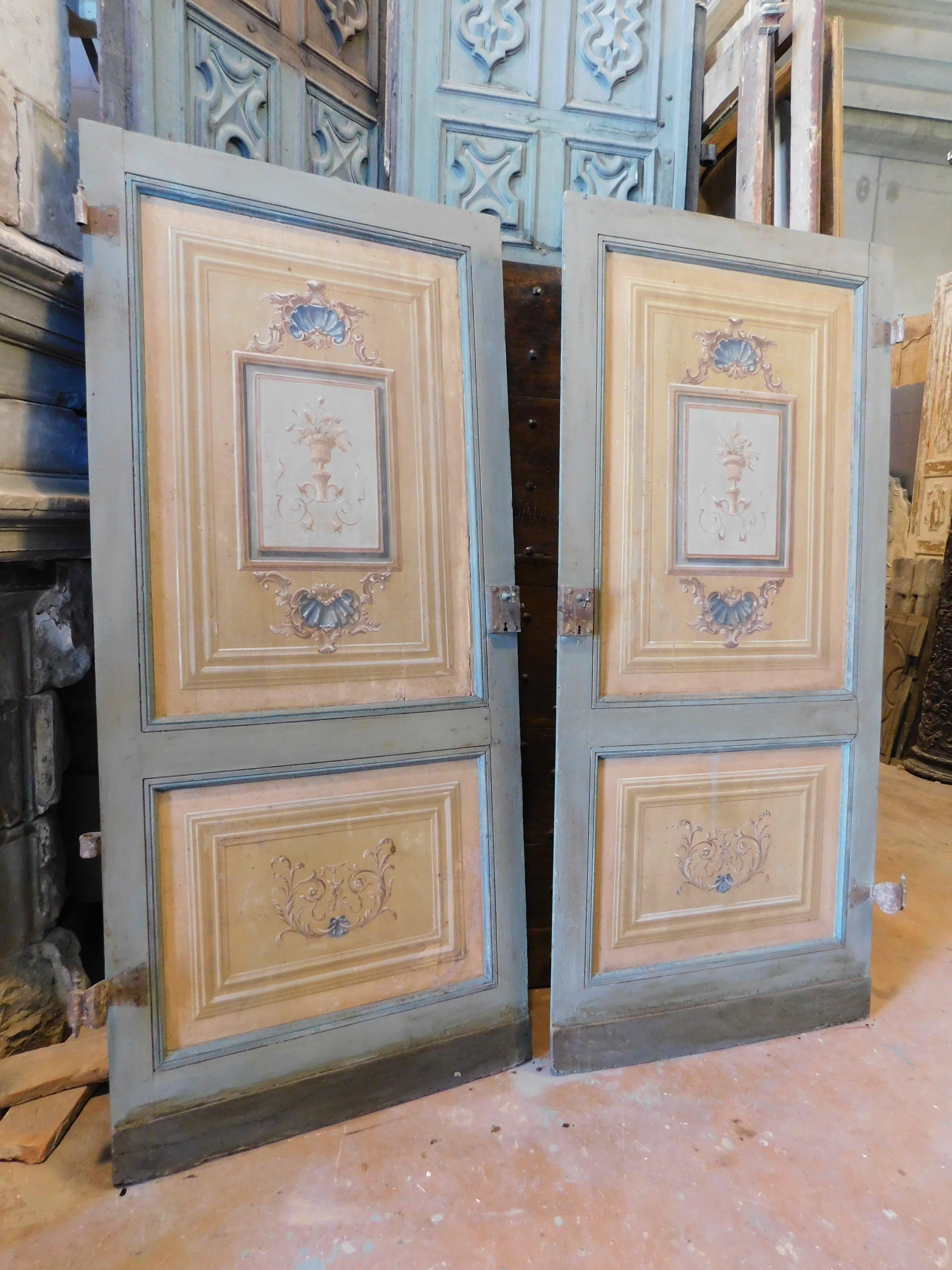 N.2 puertas antiguas de interior, de una sola hoja, con paneles lacados y pintados a mano con motivos barrocos, sin marco pero con hierros de cuello de cisne reutilizables, parte posterior lacada, una con apertura de tiro hacia la derecha y la otra