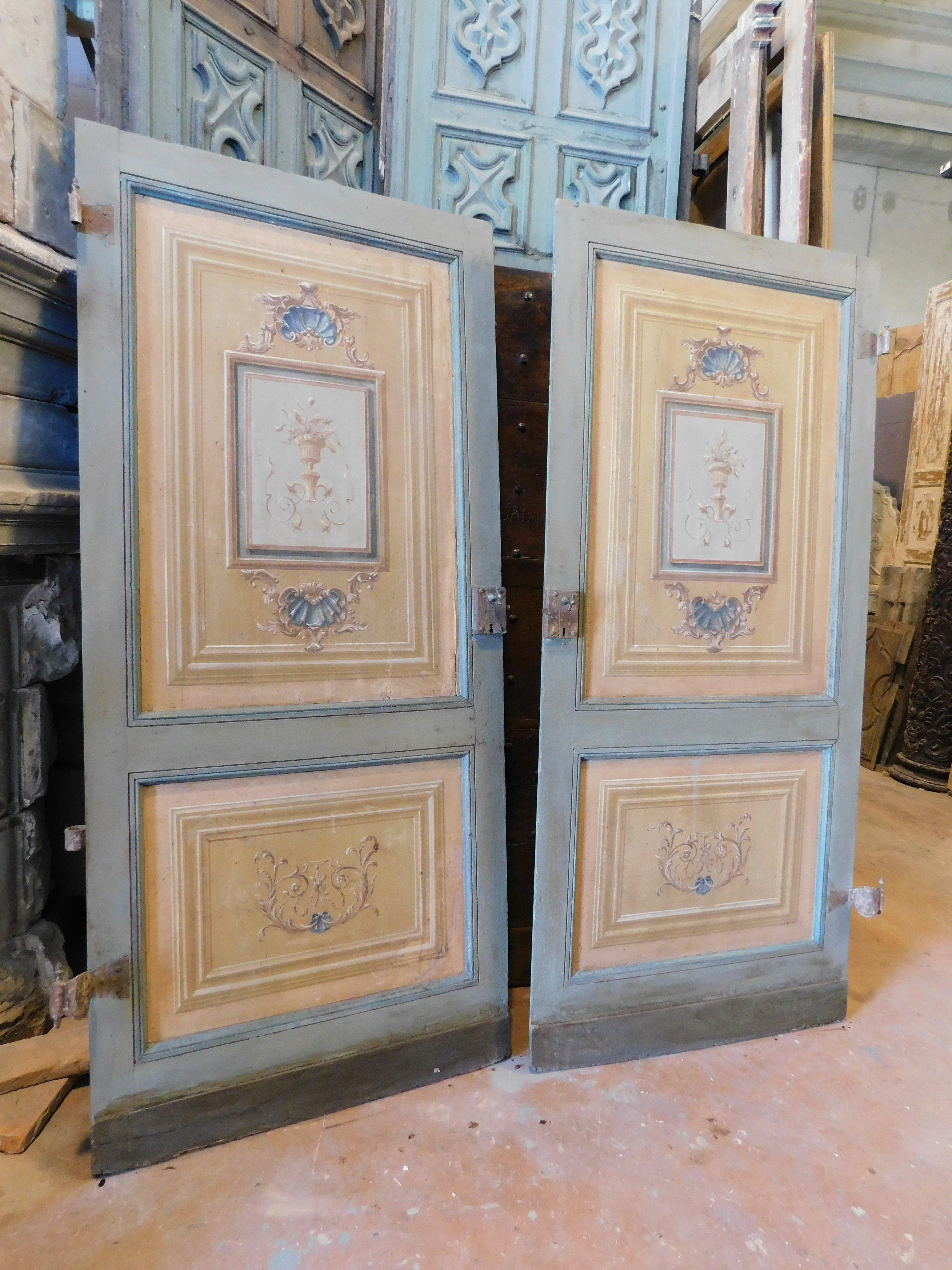 N.2 puertas de una hoja, con paneles lacados y pintados, sin marco, Italia Italiano