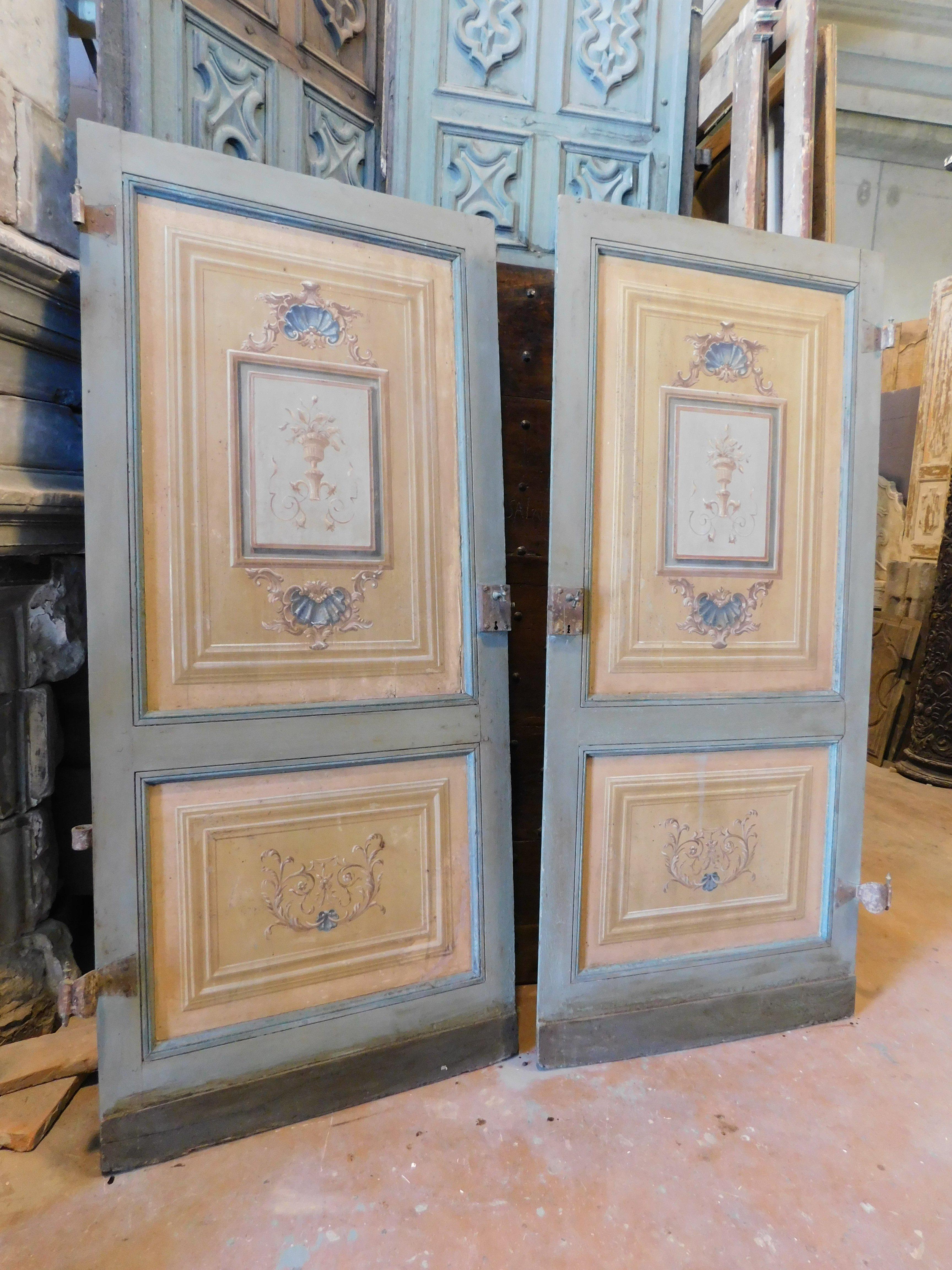 N.2 puertas de una hoja, con paneles lacados y pintados, sin marco, Italia Pintado a mano