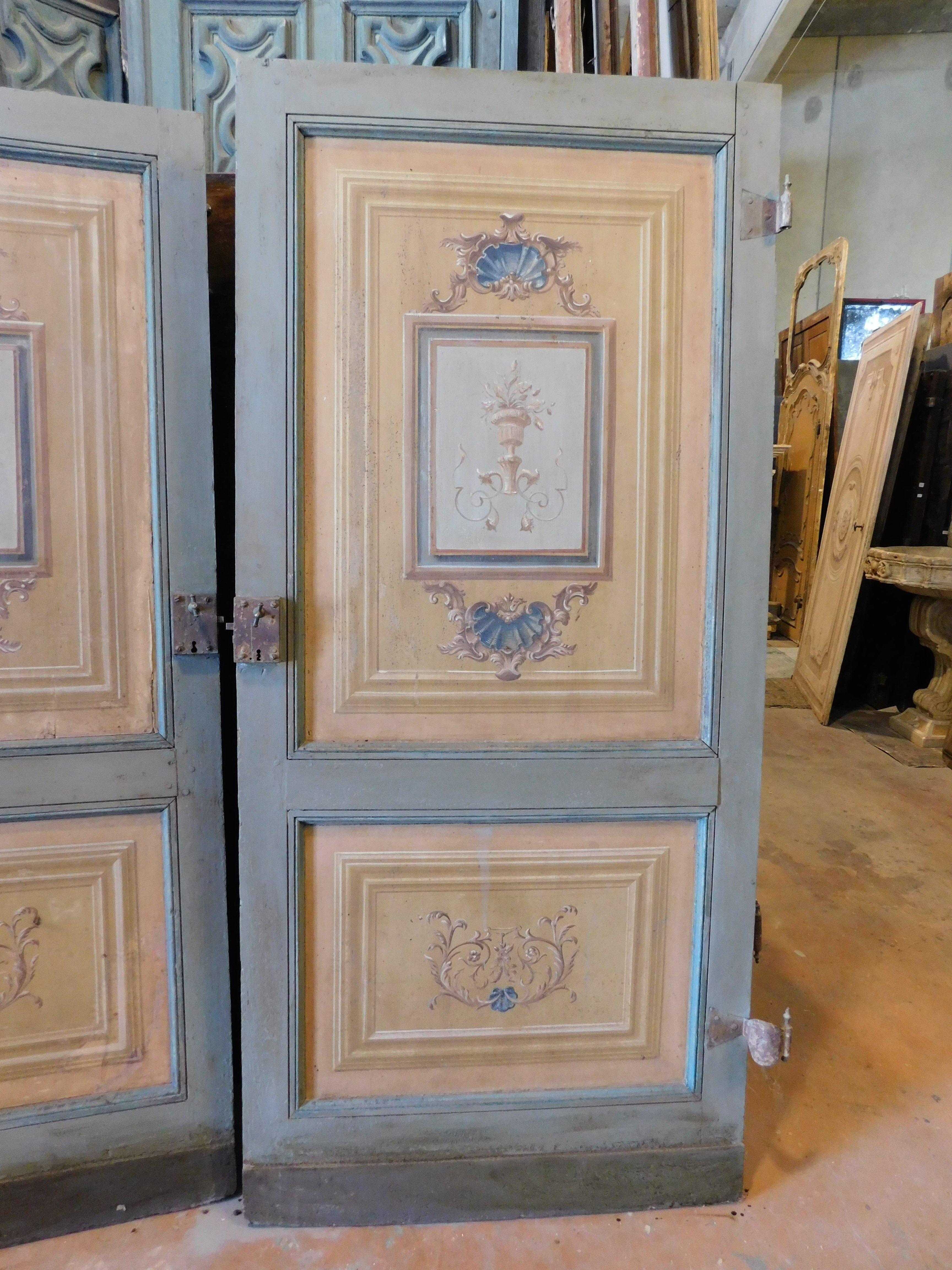 N.2 puertas de una hoja, con paneles lacados y pintados, sin marco, Italia siglo XVIII y antes