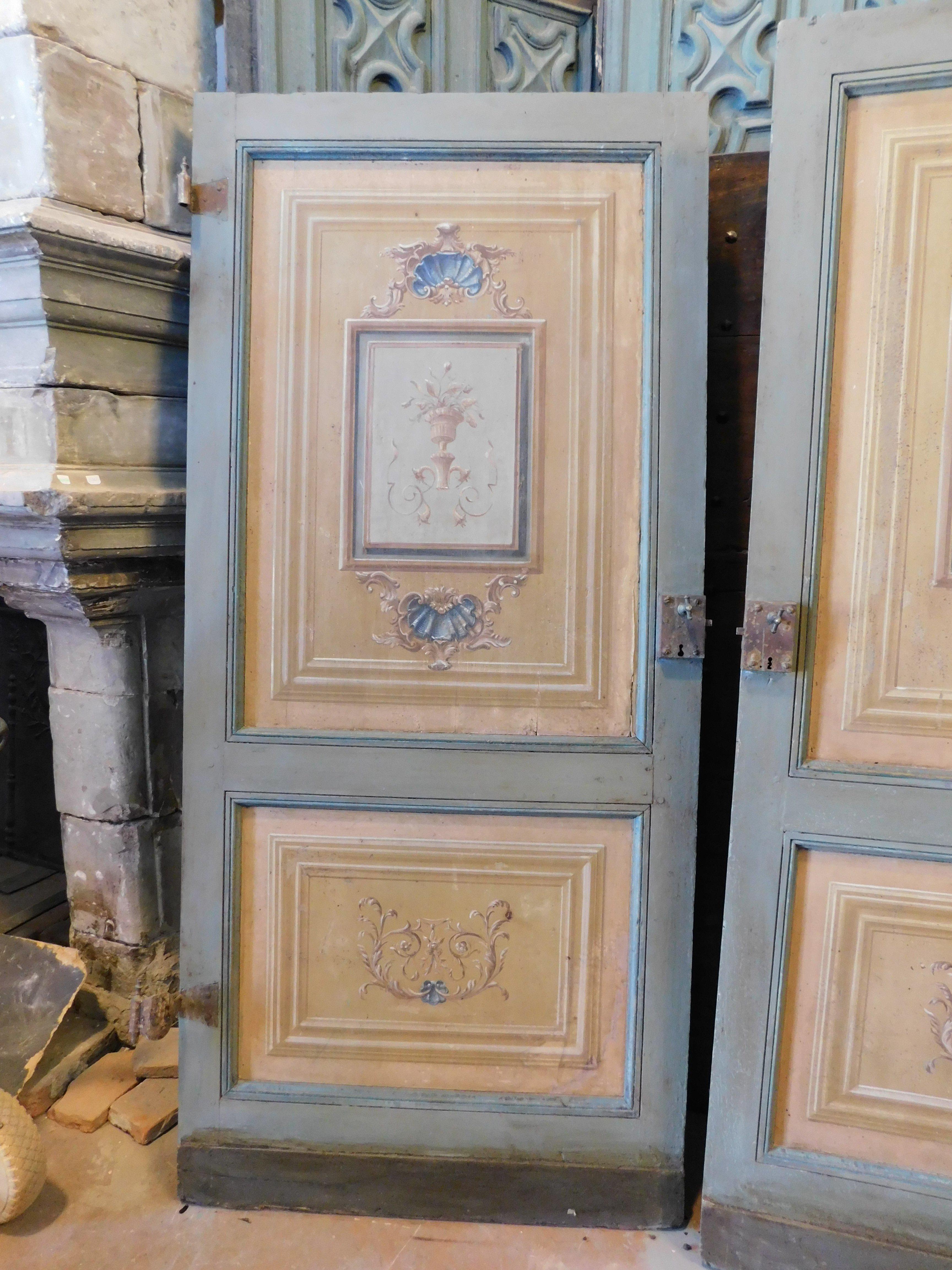 N.2 puertas de una hoja, con paneles lacados y pintados, sin marco, Italia Álamo