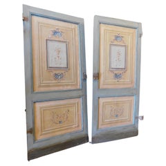 N.2 puertas de una hoja, con paneles lacados y pintados, sin marco, Italia