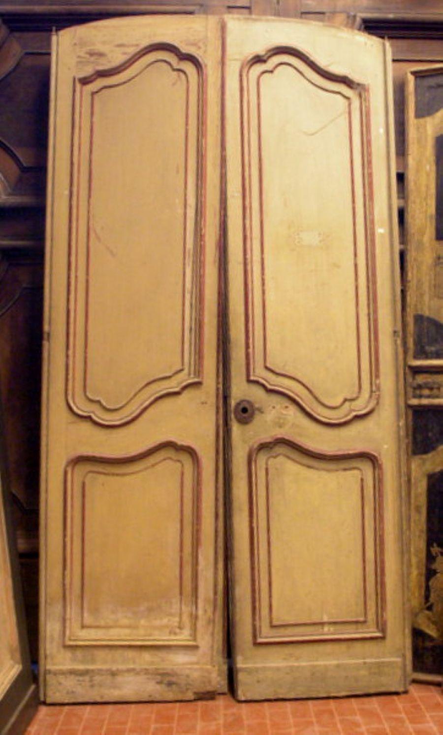 Antike Doppeltüren, in beige und rot lackiertem Holz, auch auf der Rückseite gefräst und lackiert, schön auf beiden Seiten, mit einem Stondo auf der Oberseite, wurden mit Scharnieren an der Ober- und Unterseite (Boden) montiert, sehr schön und