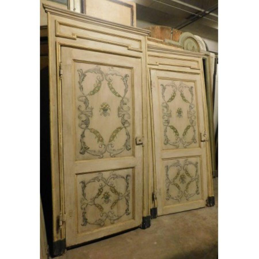 2 antiquedoor, dipinti con disegni grigi su sfondo beige con motivi barocchi, hanno ferri originali con collo d'oca, quindi si apre in sbieco, ha uno zoccolo nero per modificarne l'altezza.
Porta bellissima anche sul retro, bella ed elegante,