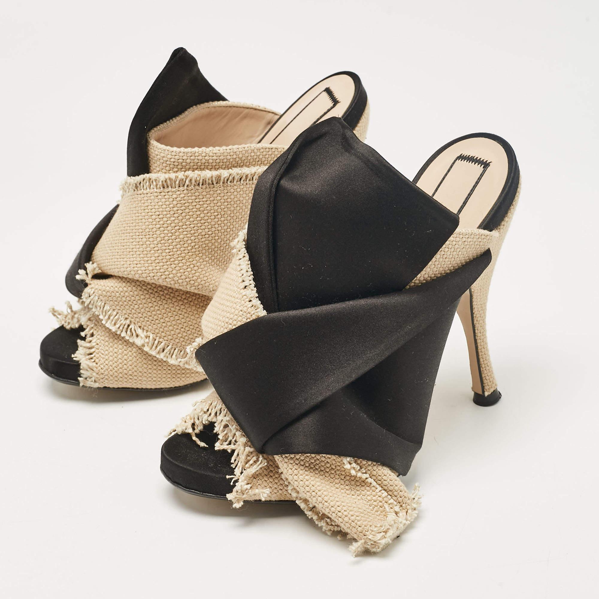 Queste bellissime mules sono state realizzate con uno stile perfetto, affinché una diva come te possa sfoggiarle. Dal design impeccabile, il paio di N°21 è stato progettato con nodi esagerati realizzati in raso e tela. Saranno perfetti con tutti i