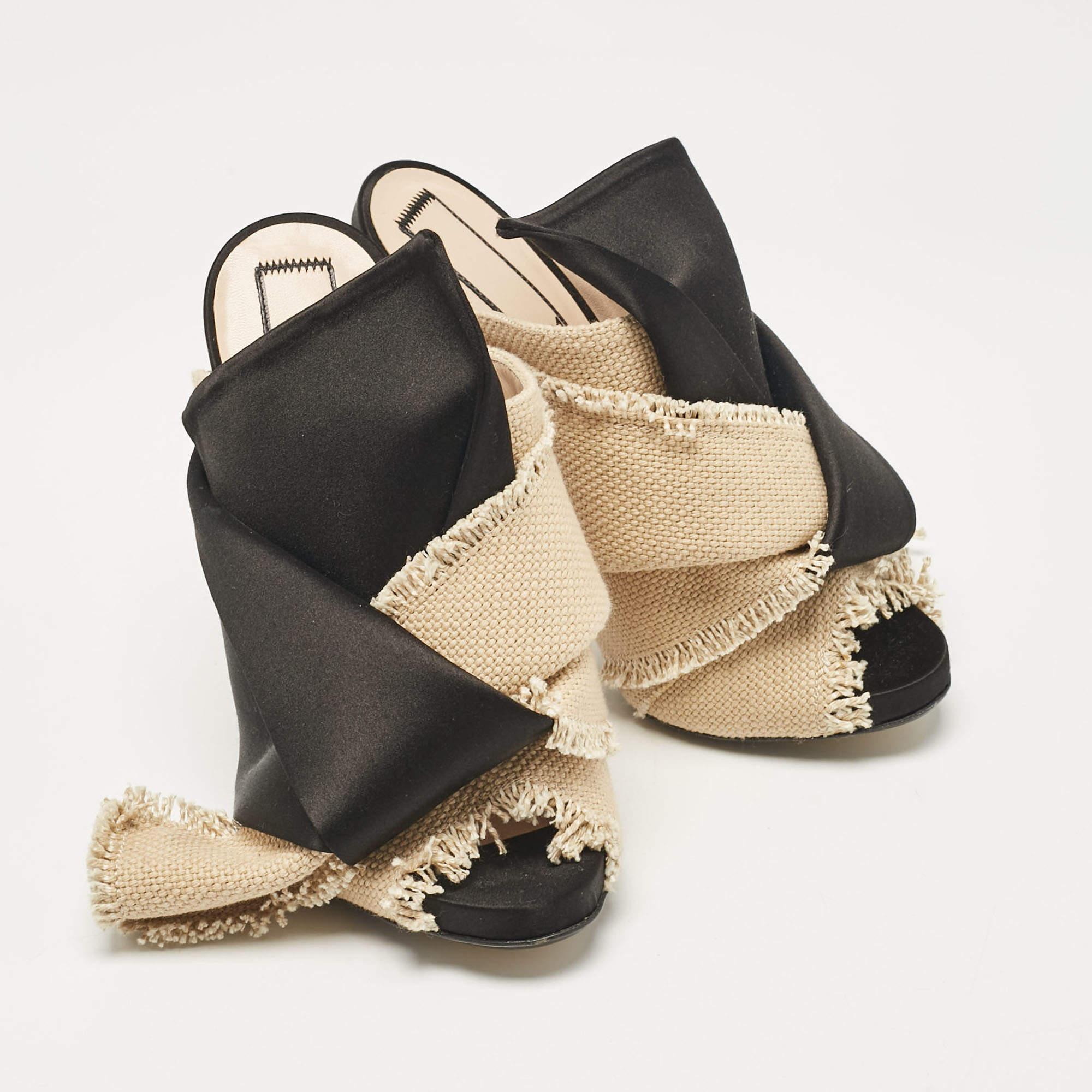 N°21 Mules in tela e raso beige/nero con nodo Raso misura 35,5 In condizioni ottime in vendita a Dubai, Al Qouz 2