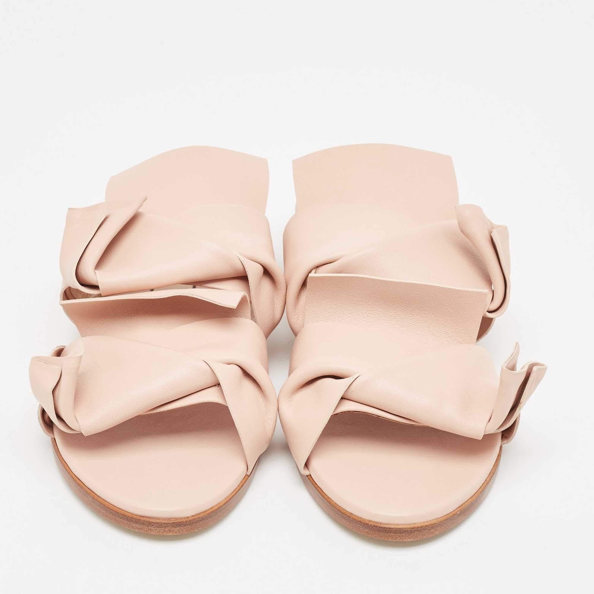 Frame your feet with these N21 beige flat sandals. Created using the best materials, the flats are perfect with short, midi, and maxi hemlines.

Includes: Original Dustbag, Original Box

