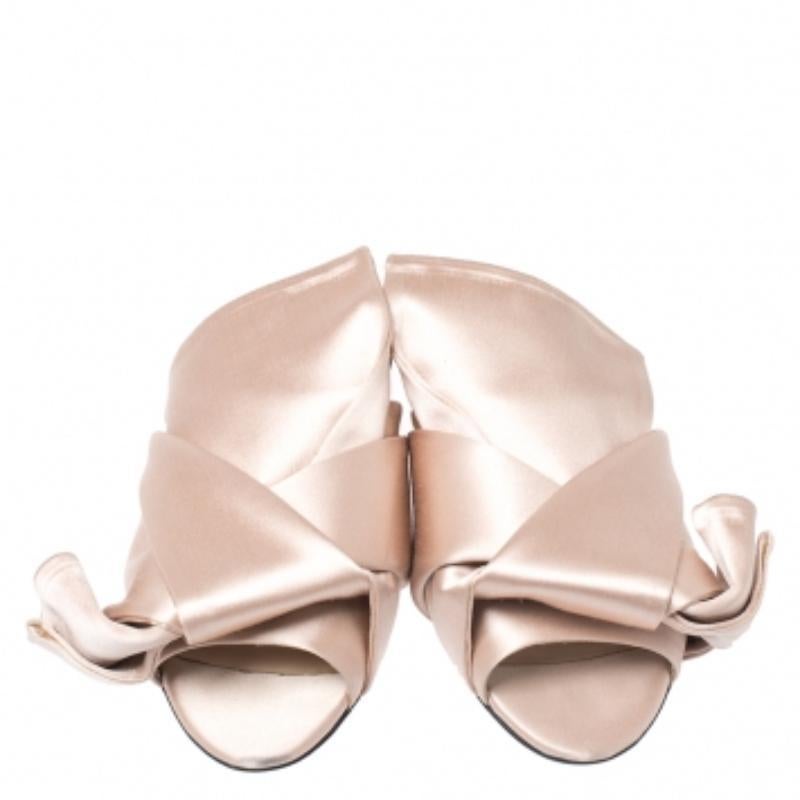 Beige Mules plates en satin beige N21, taille 36 en vente