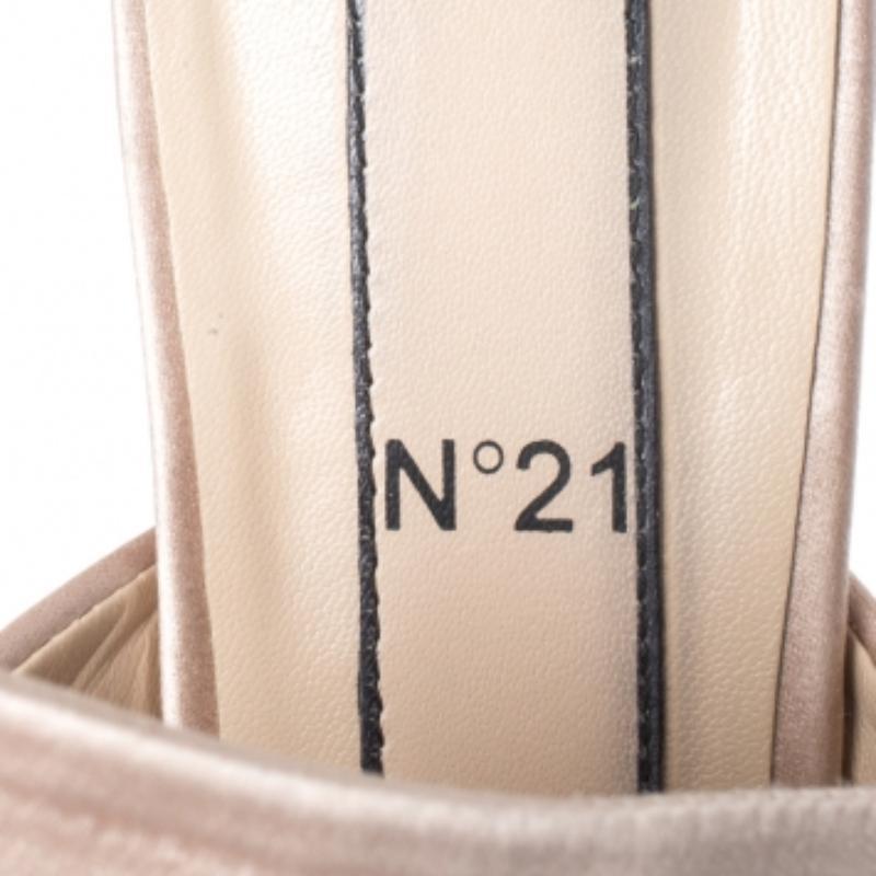 Mules plates en satin beige N21, taille 36 en vente 1