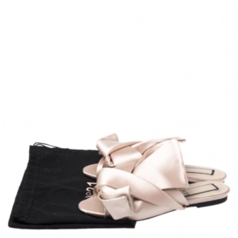 Mules plates en satin beige N21, taille 36 en vente 2