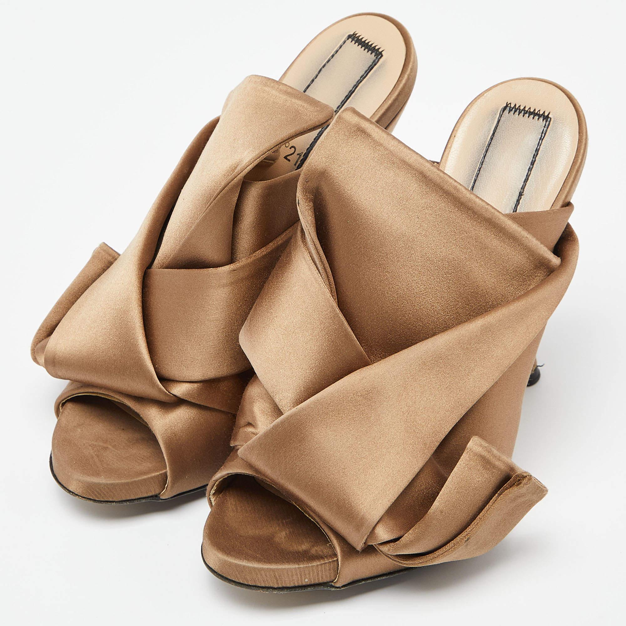 Scopri l'eleganza delle calzature con queste mules da donna di design. Progettati meticolosamente, questi tacchi coniugano moda e comfort per farti brillare in ogni ambiente.
