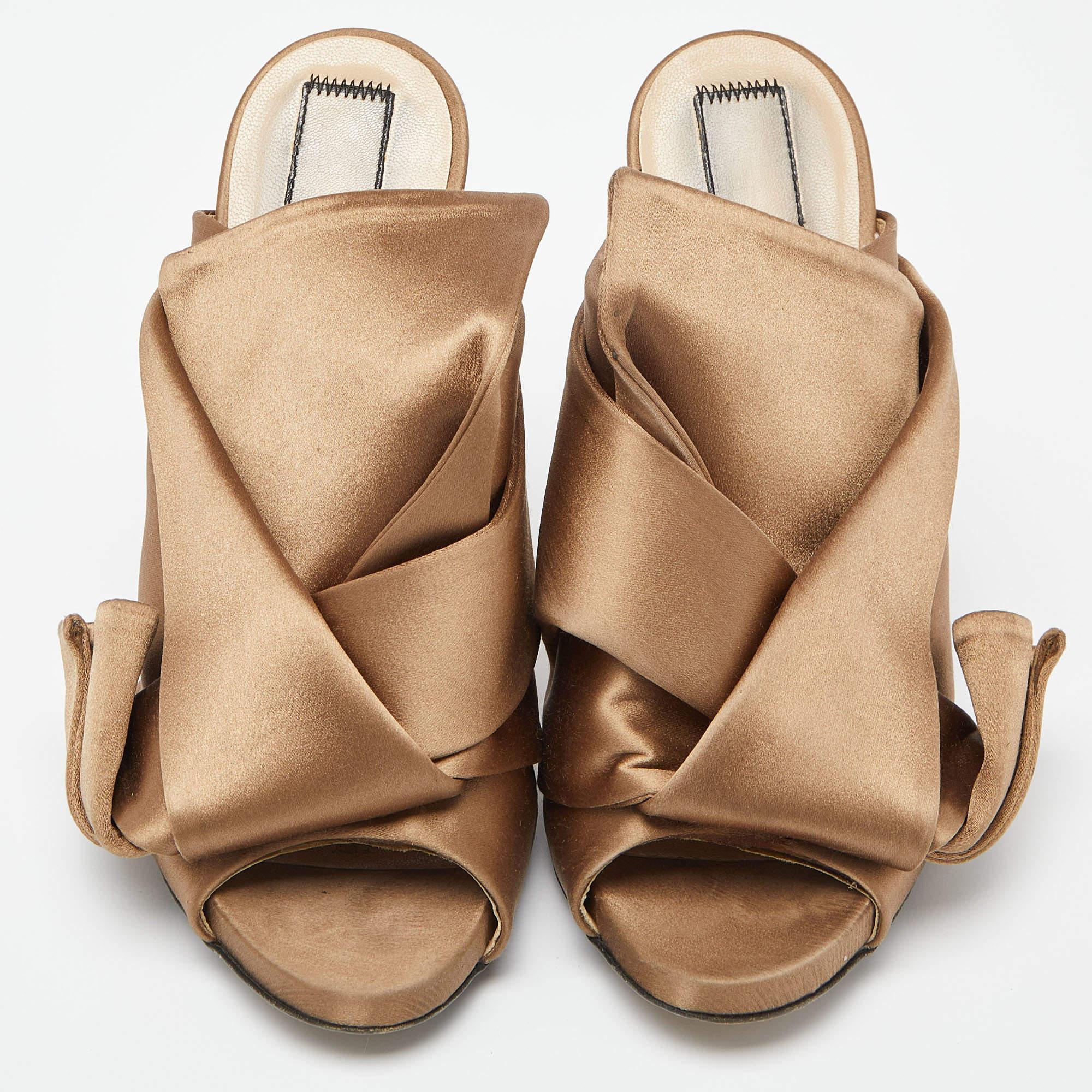 N°21 Sandali con nodo Raso Beige Taglia 37 In condizioni discrete in vendita a Dubai, Al Qouz 2