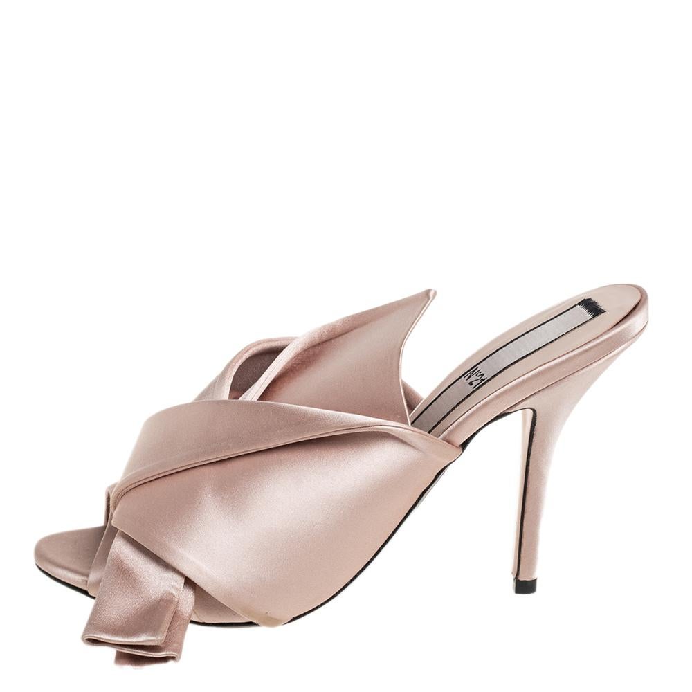 One look at this pair of N21 mules, and our hearts skip a beat. These beautiful mules have been styled with perfection just so a diva like you can flaunt them. Beige in the shade, the pair has been designed with exaggerated knots on the satin