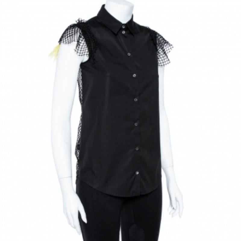 This fabulous shirt from N21 is anything but ordinary! The black creation has been artistically designed in a flattering silhouette with classic collars, front button fastenings, a lace panel on the sleeves and at the back, and ostrich feathers.