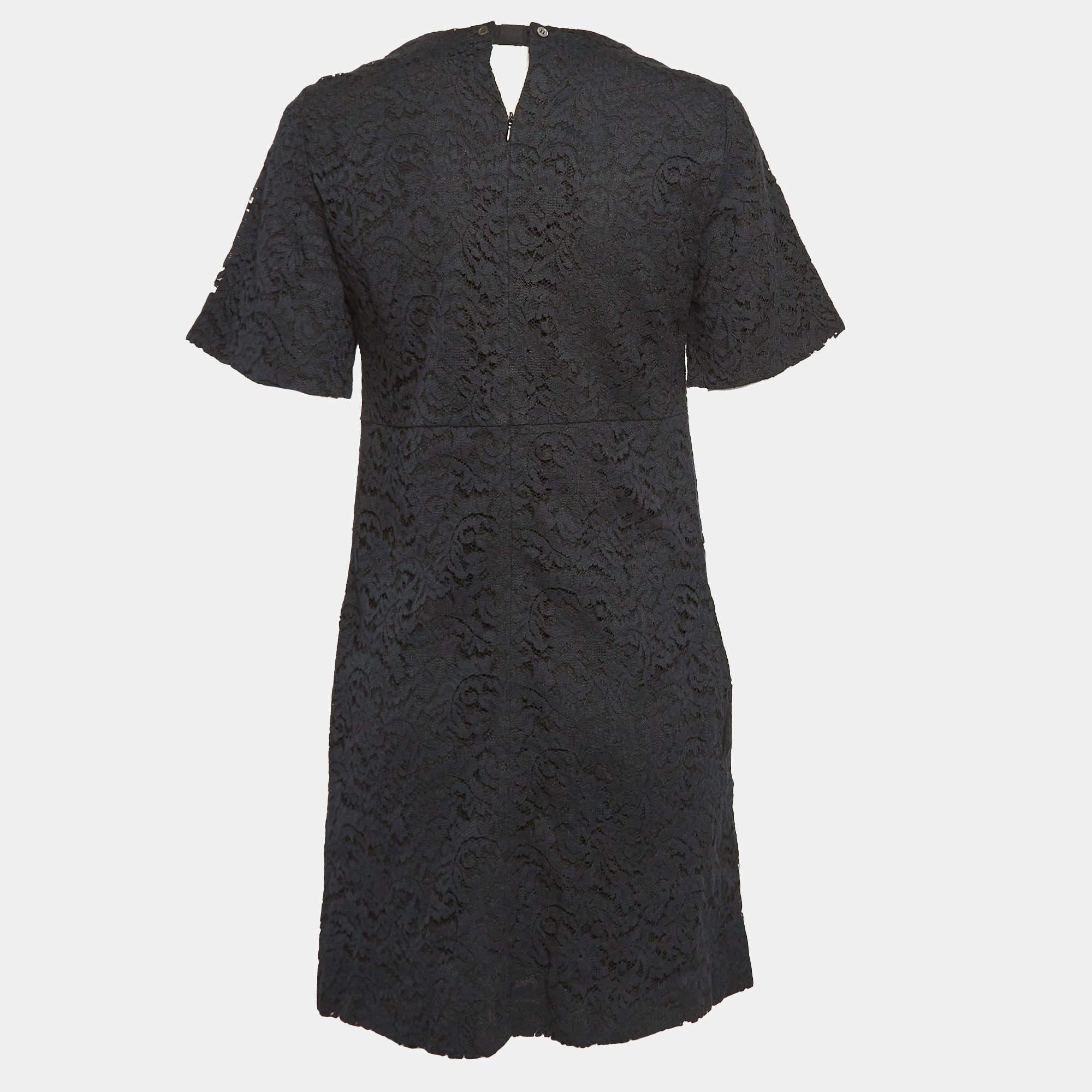 Step into timeless elegance with this N°21 black dress. Meticulously crafted it embodies grace and sophistication making it the perfect choice for those seeking an exquisite wardrobe addition.