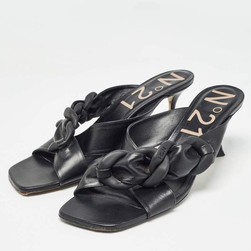 Diese Sandalen umrahmen Ihre Füße auf elegante Weise. Sie sind aus hochwertigen MATERIALEN gefertigt und verfügen über ein edles Design und bequeme Innensohlen.
