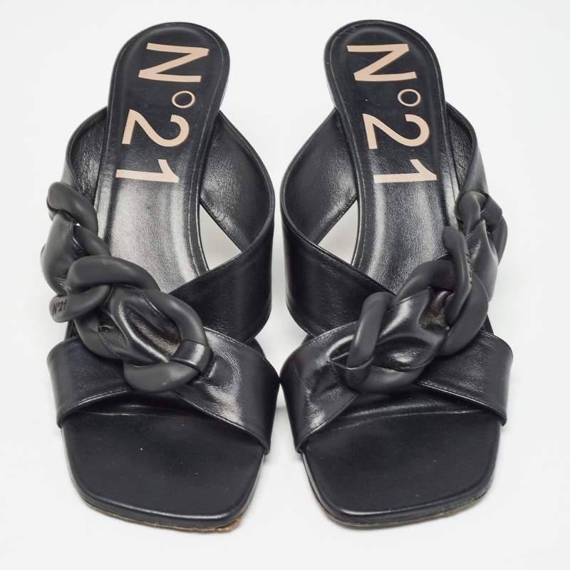 N°21 Schwarz Leder Kette Detail Slide Sandalen Größe 41 im Zustand „Gut“ im Angebot in Dubai, Al Qouz 2