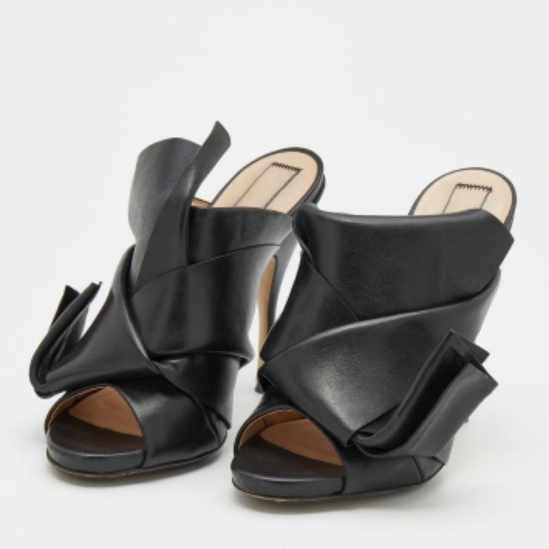 These conversation starter Ronny mules from N°21 are worth the buy. Crafted from black leather, this pair of slip-on mules is ornate with a draped pleat detail on the vamp. The insoles are lined with leather. The pair is complete with a 12.5 cm