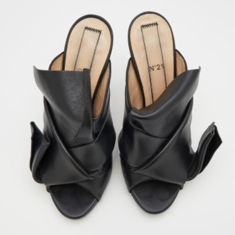 N°21 Black Leather Ronny Pleated Open Toe Mules Size 39 In Good Condition For Sale In Dubai, Al Qouz 2