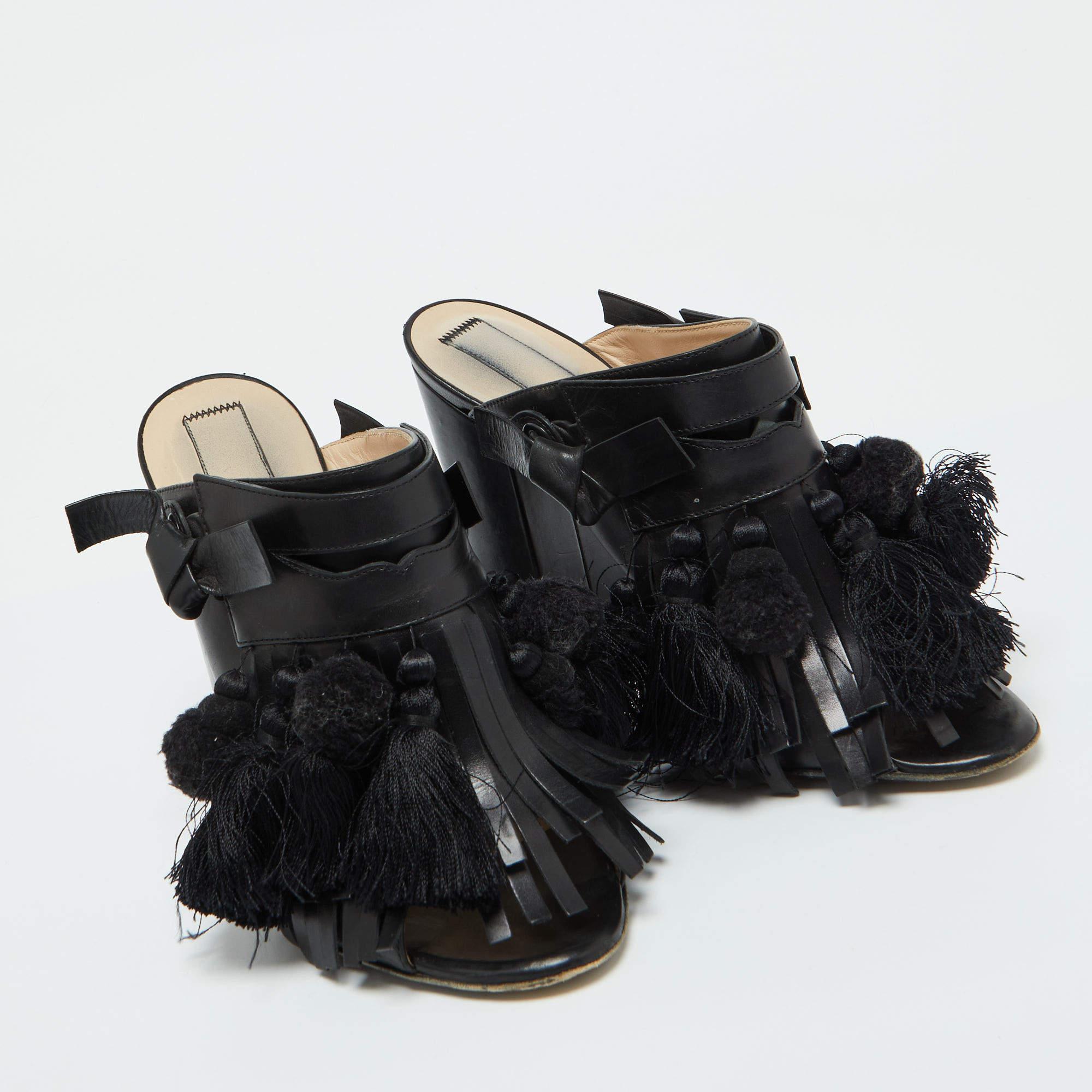 N°21 Mules de cuero negro con borla y flecos y tacón bloqueado Talla 40 en Bastante bueno estado para la venta en Dubai, Al Qouz 2