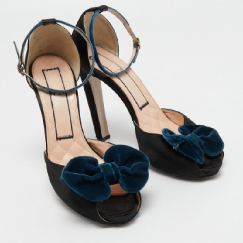 Questi sandali chic di N21 ti daranno la giusta dose di stile e comfort. Sono realizzate in raso e poggiano su tacchi di 12,5 cm sostenuti da plateau. Sono destinate a incorniciare i tuoi piedi in modo splendido.