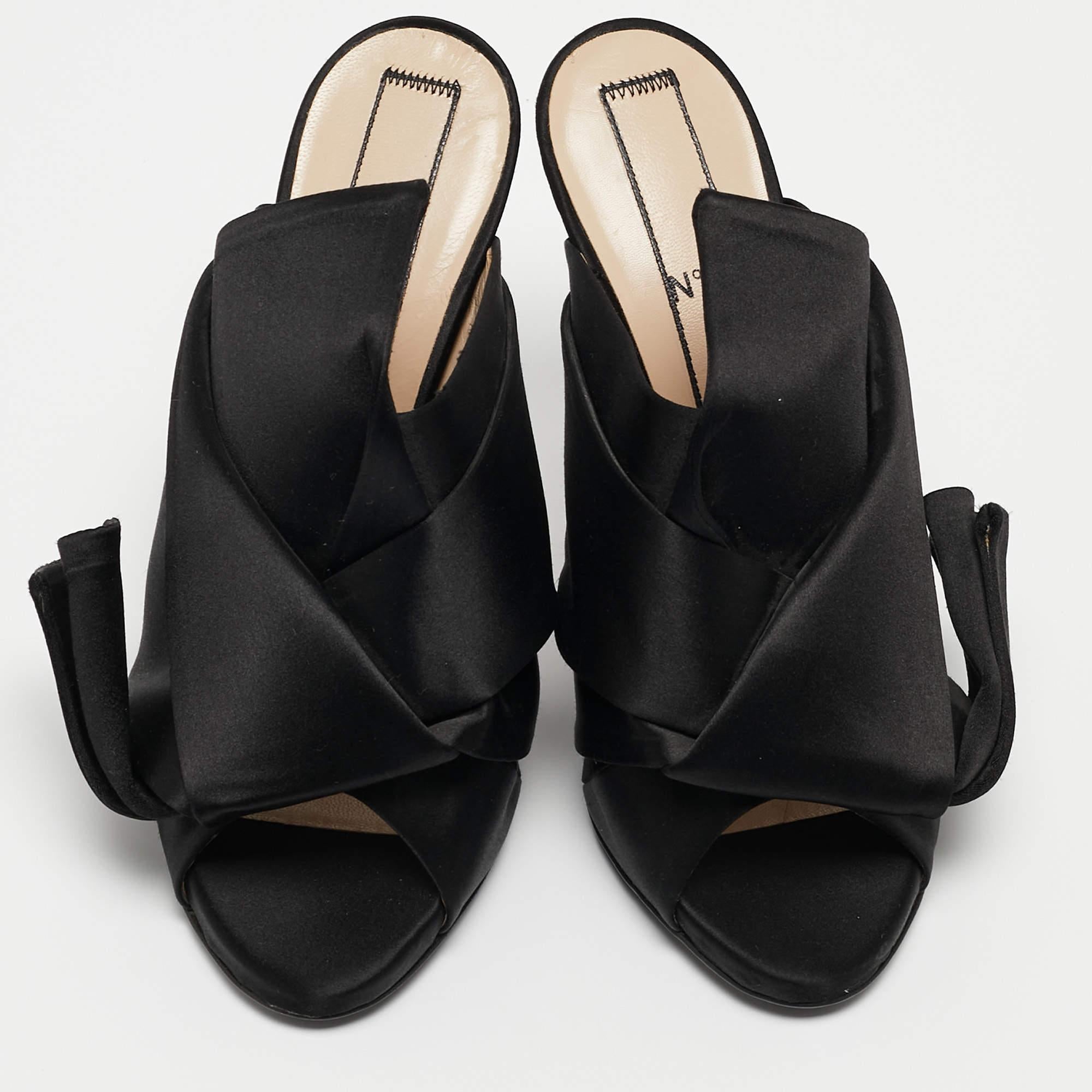 N21 Black Satin Knot Pointed Toe Slide Sandals Size 38 In Excellent Condition For Sale In Dubai, Al Qouz 2