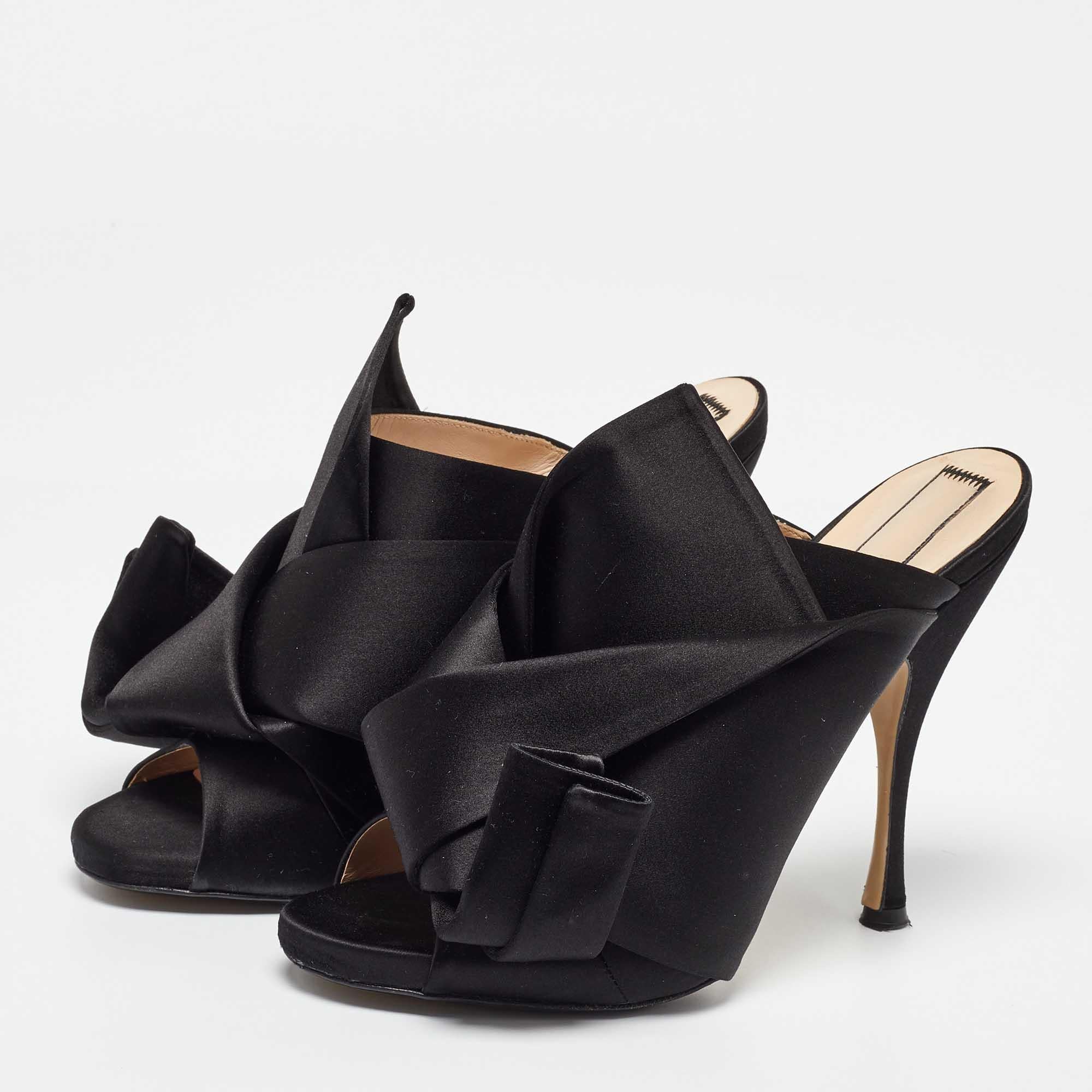 Avec les mules, il est facile d'enfiler ses chaussures pour sortir et de les enlever une fois rentré à la maison. Ces mules noires N21 pour femme apportent le même confort  avec beaucoup de style.