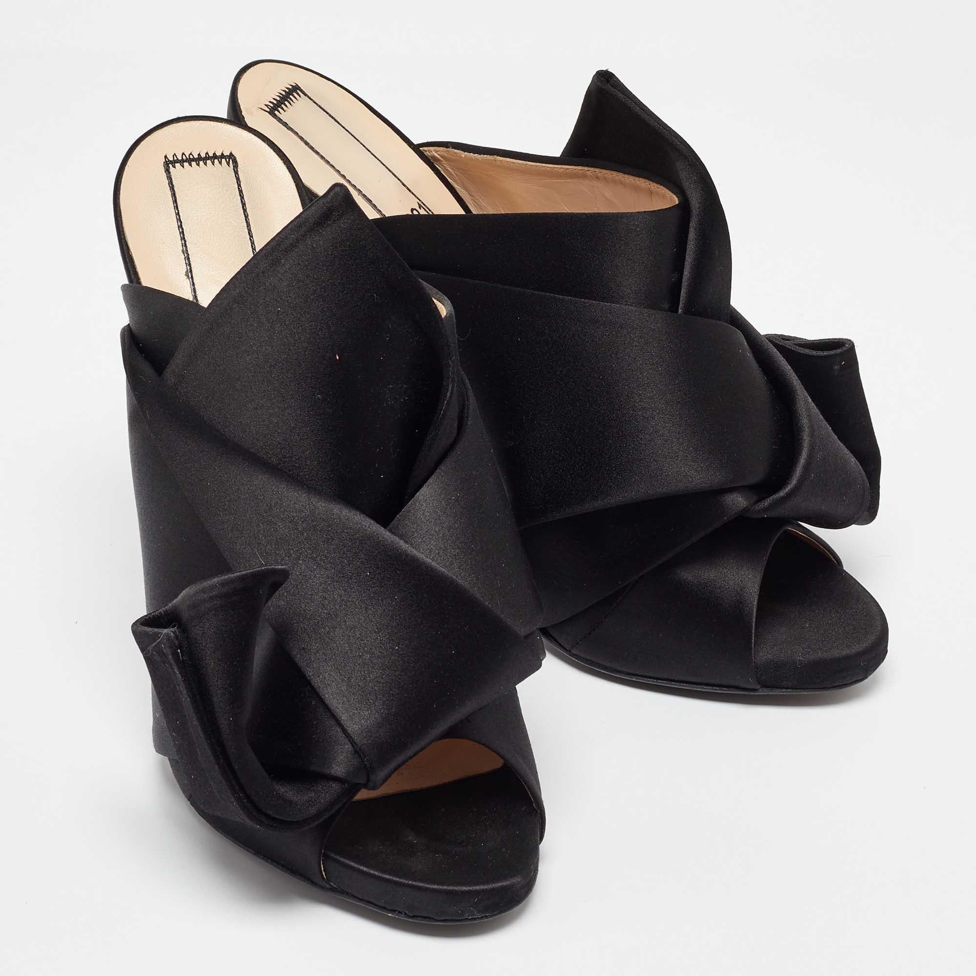 N21 Satin noir Raso Knot Open Toe Mules Size 40 Bon état - En vente à Dubai, Al Qouz 2