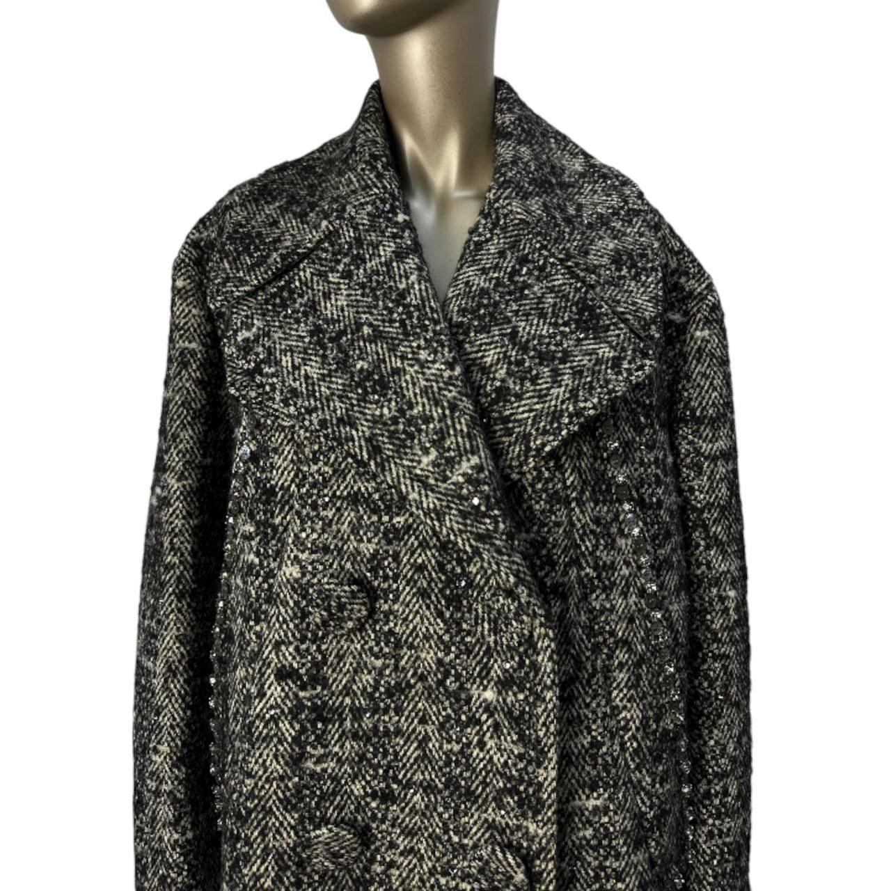 Questo è un bellissimo cappotto in tweed di N°21, perfetto per aggiungere un tocco di eleganza italiana al tuo guardaroba! 

Realizzato in morbido tweed in una classica palette bianca e nera, questo cappotto presenta una sofisticata silhouette a
