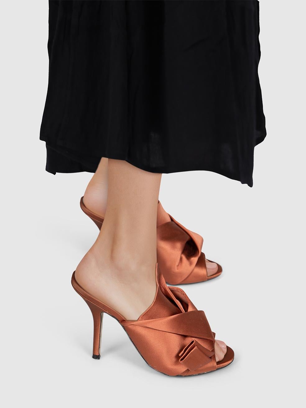 CONDIT ist gut. Leichte Abnutzungserscheinungen an den Pantoletten sind erkennbar. Leichte Abnutzungserscheinungen an beiden Einlegesohlen, der Sohle, dem Obermaterial, dem Fersenschaft, den Zehenspitzen und an beiden Seiten mit Verfärbungen und