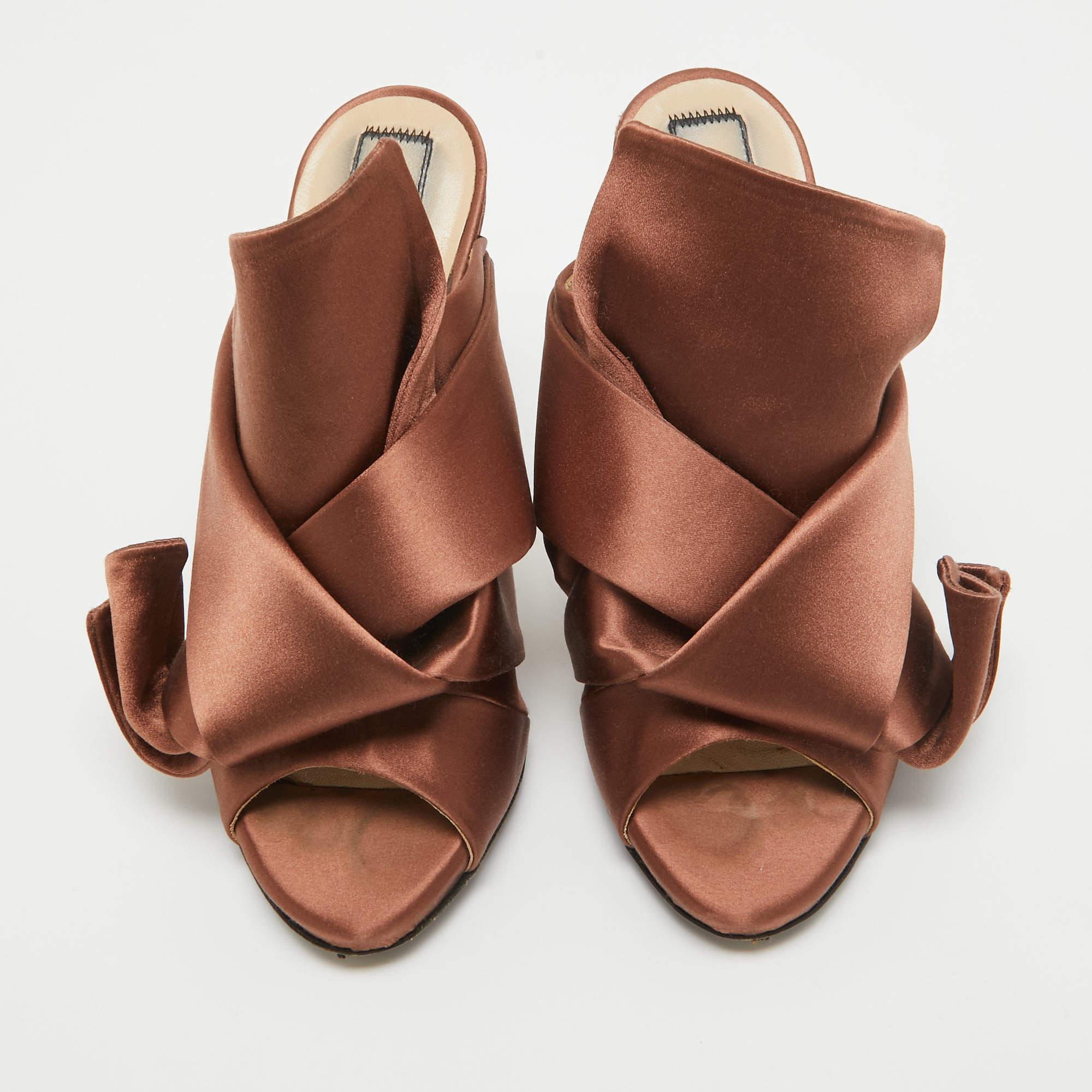 N°21 Mules con nodo Raso Marrone Taglia 37 In condizioni buone in vendita a Dubai, Al Qouz 2