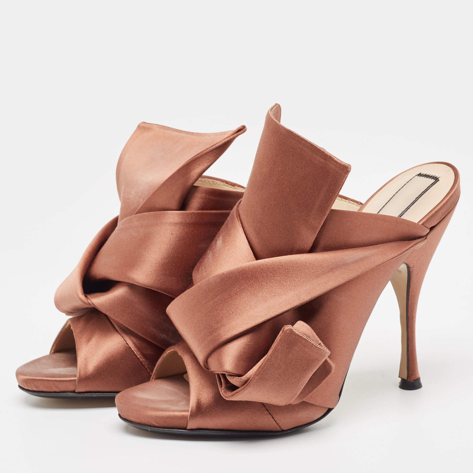 Un mix perfetto di stile e comfort, queste mules di design sono realizzate con materiali di qualità e incorniciano i tuoi piedi nel modo più elegante. Possono essere abbinati a una miriade di abiti del vostro guardaroba.