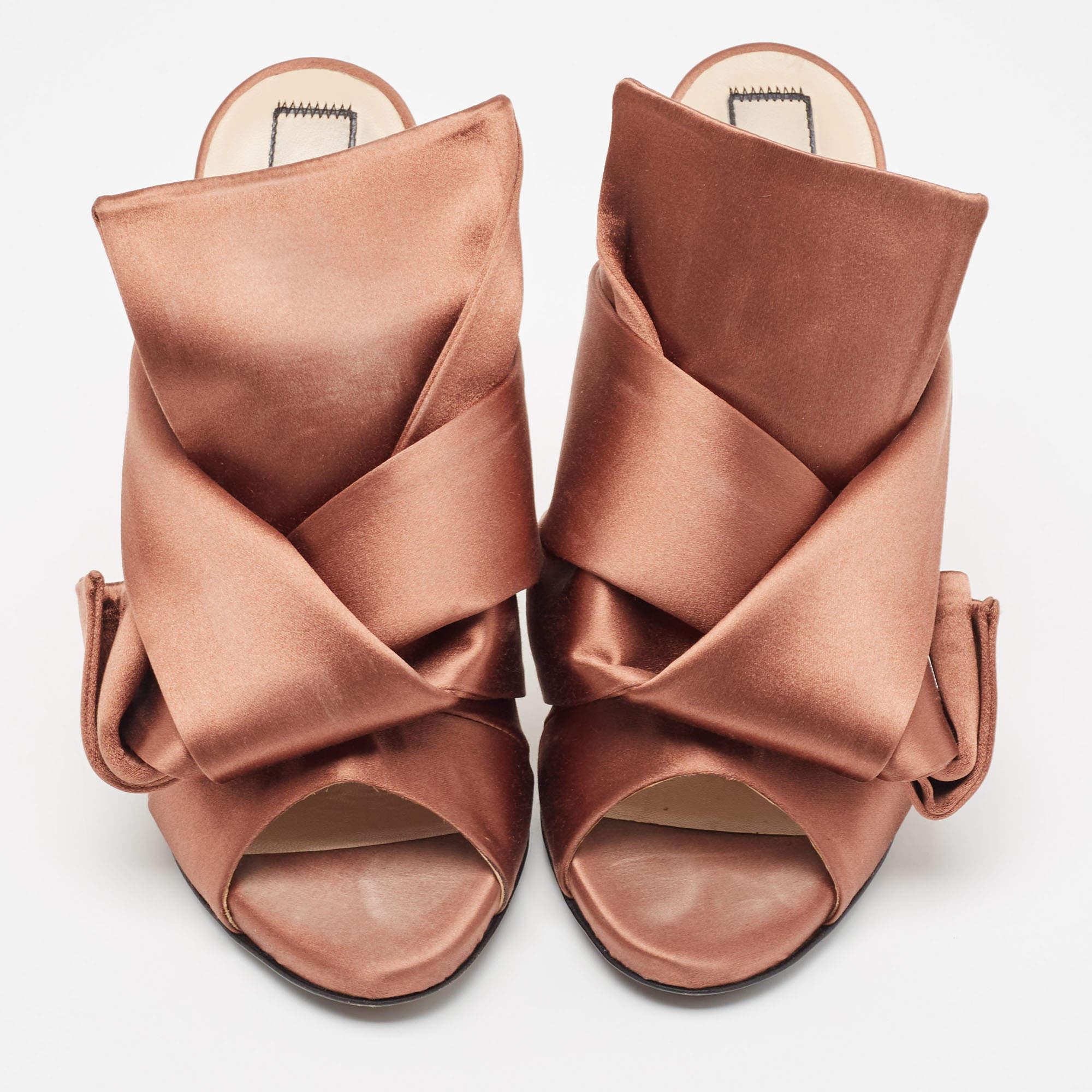 Marrone N°21 Raso marrone Raso Knot Peep Toe Mules Taglia 39 in vendita