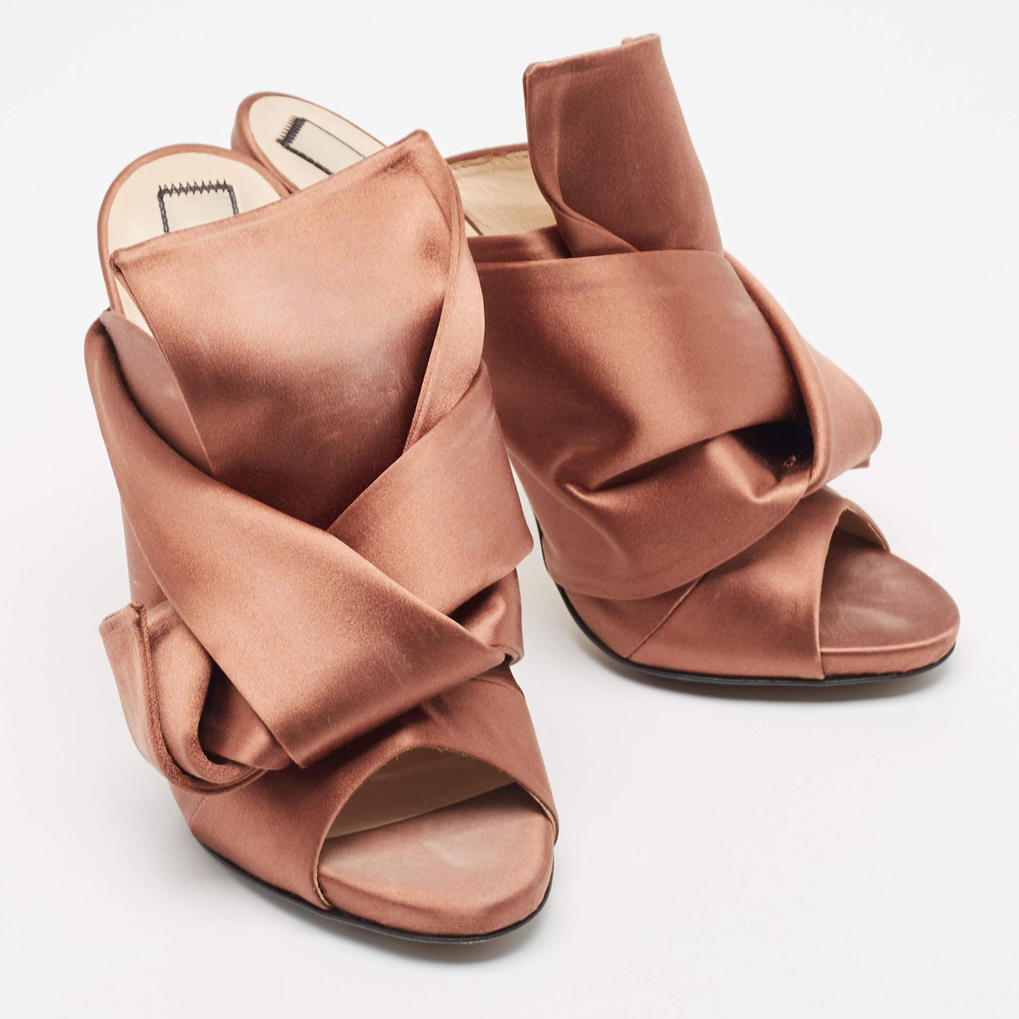 N°21 Raso marrone Raso Knot Peep Toe Mules Taglia 39 In condizioni buone in vendita a Dubai, Al Qouz 2