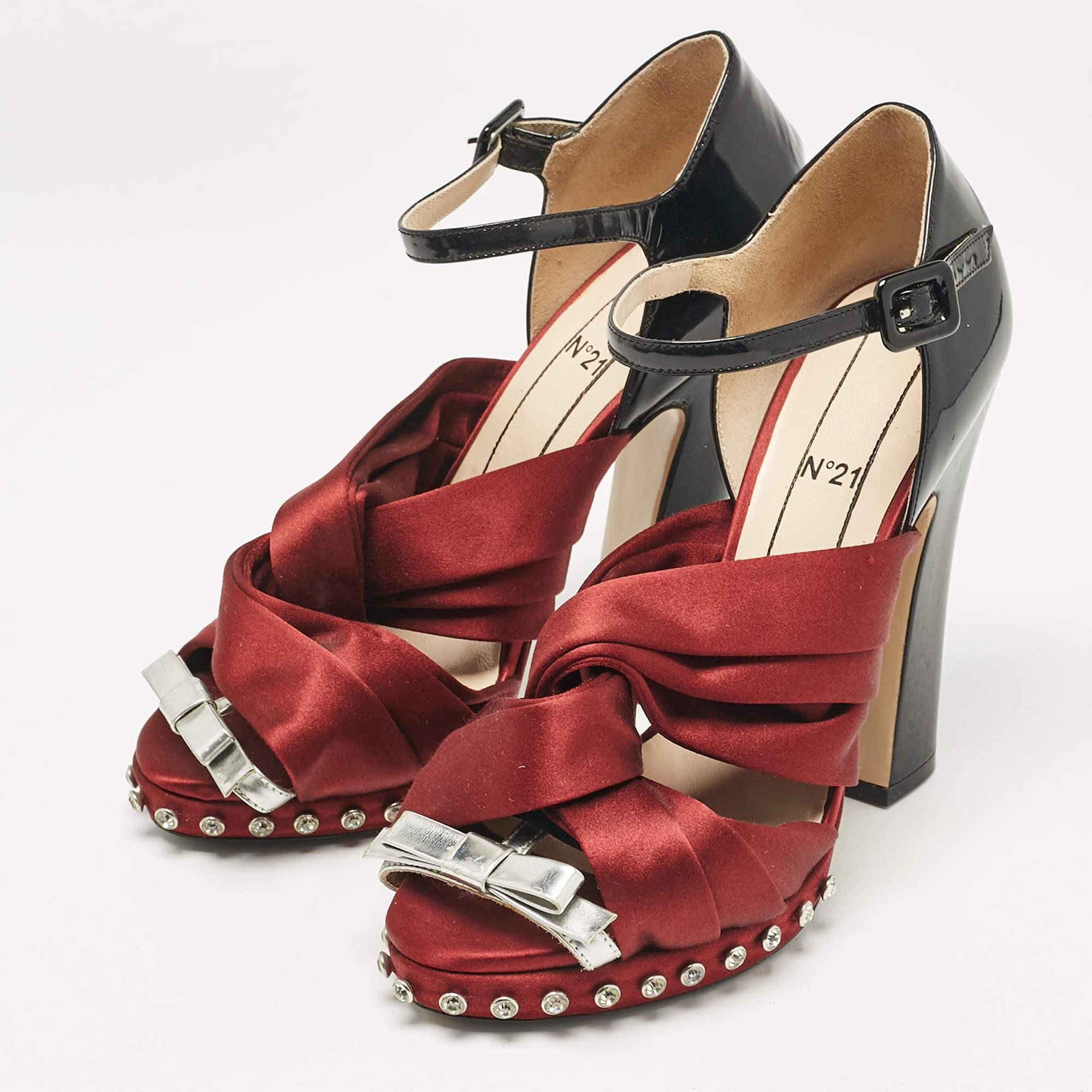 Estas sandalias enmarcarán sus pies de forma elegante. Fabricado con materiales de calidad  hacen alarde de clase  Plantillas cómodas y tacones duraderos.
