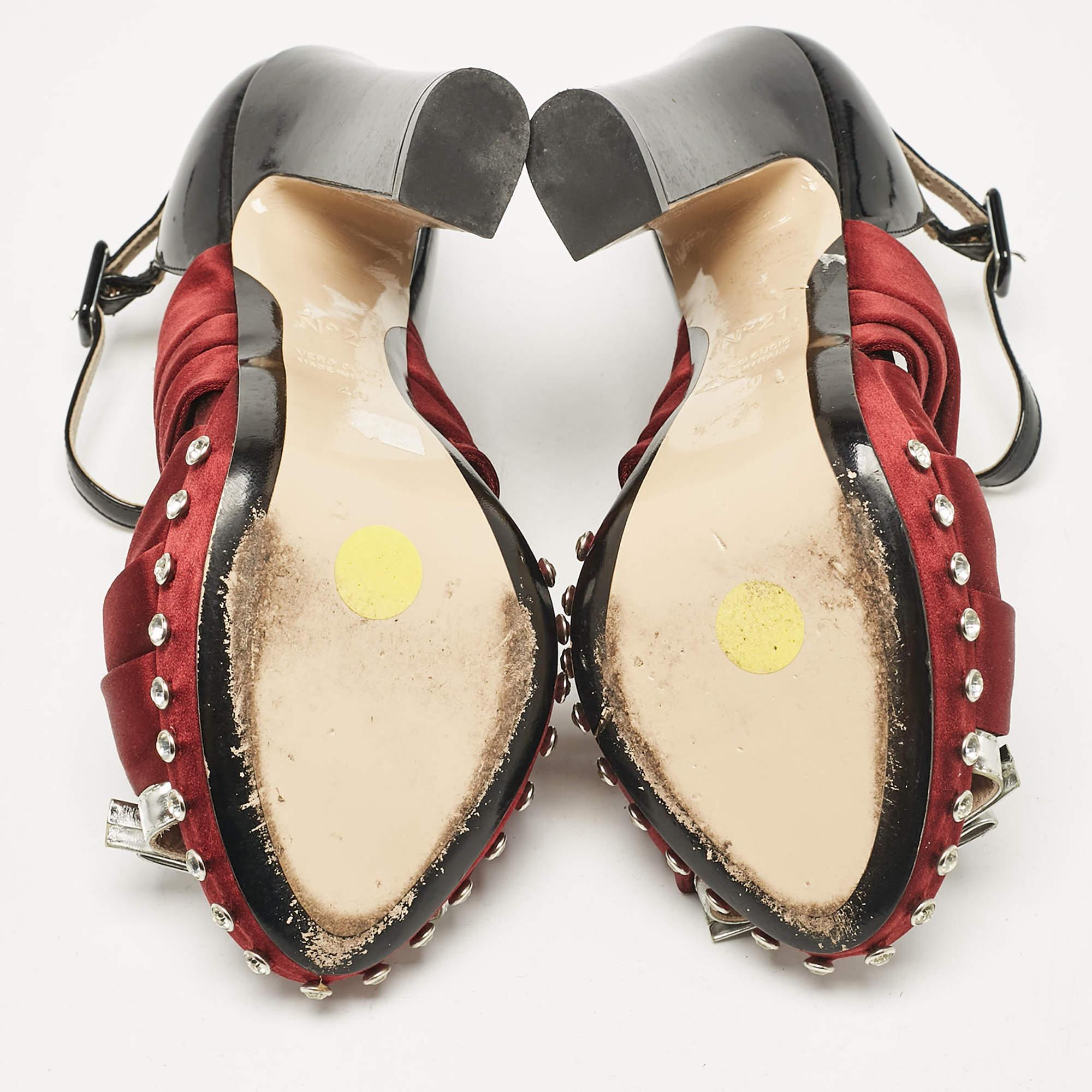 N°21 Sandalias con tira al tobillo de charol y satén burdeos/negro talla 40 en venta 1