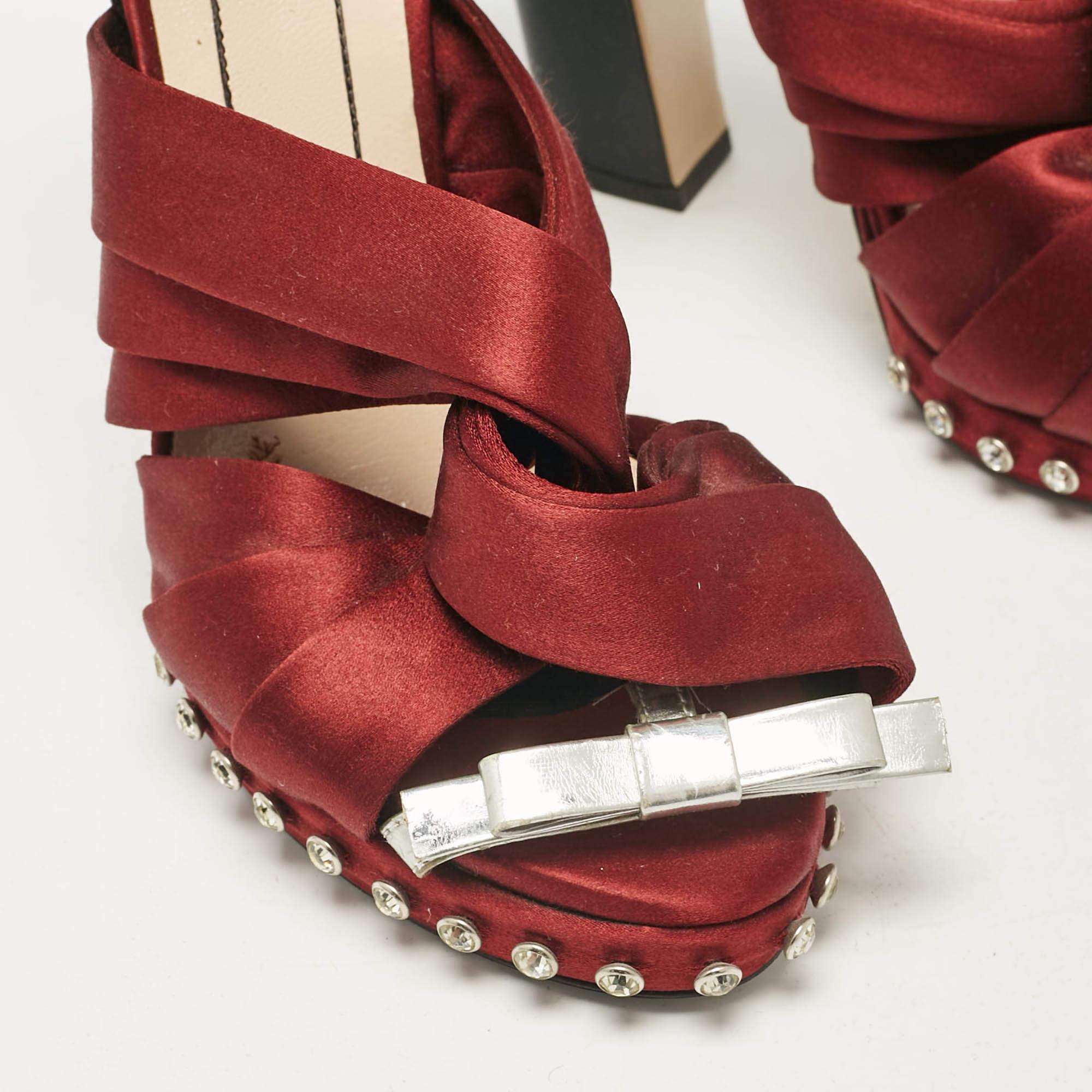 N°21 Sandalias con tira al tobillo de charol y satén burdeos/negro talla 40 en venta 2