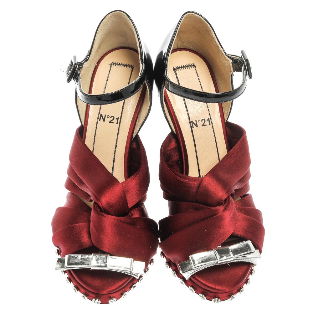 Ziehen Sie Ihr Publikum in den Bann mit diesem Paar N21 Sandalen. Diese wunderschönen Sandalen wurden mit Perfektion gestylt:: damit eine Diva wie Sie sie zur Schau stellen kann. Das Paar in Burgunderrot und Schwarz wurde aus Satin und Lackleder