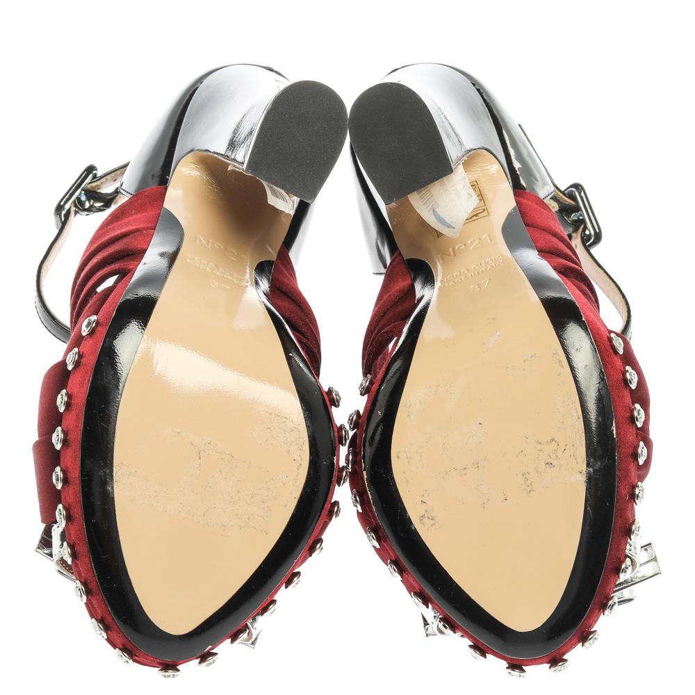 N°21 Burgundy/Black Pleated Satin And Patent Leather Crystal Sandals Size 37 In Good Condition In Dubai, Al Qouz 2
