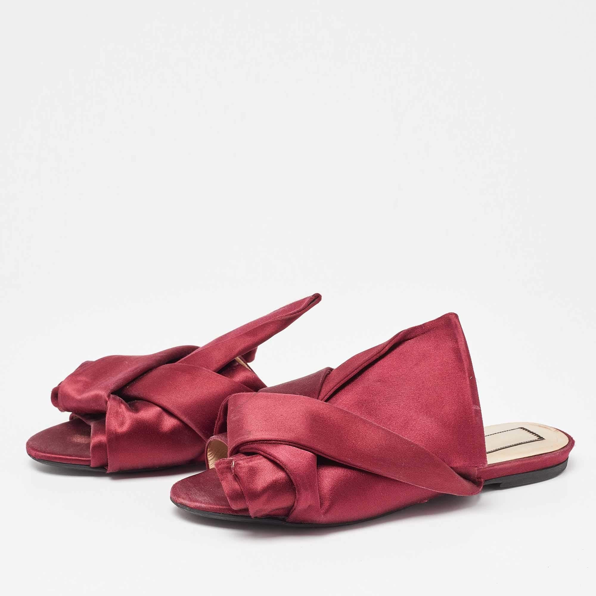 Step into sophistication and comfort with these N21 flats for women. Exquisitely crafted these versatile shoes blend timeless elegance with everyday ease ensuring a stylish and relaxed stride.