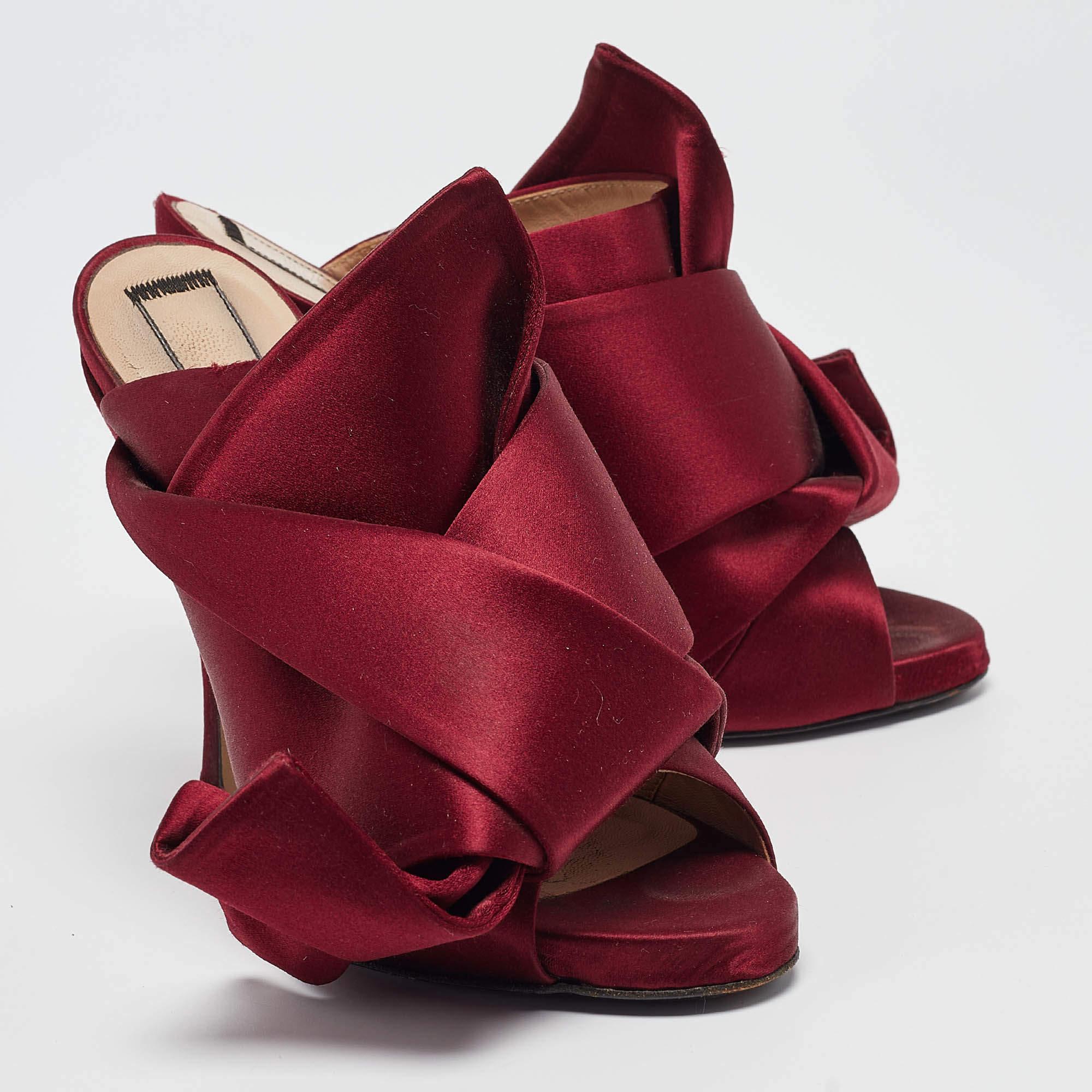 N°21 Burgundy Satin Knotted Bow Mules Size 35 In Good Condition For Sale In Dubai, Al Qouz 2