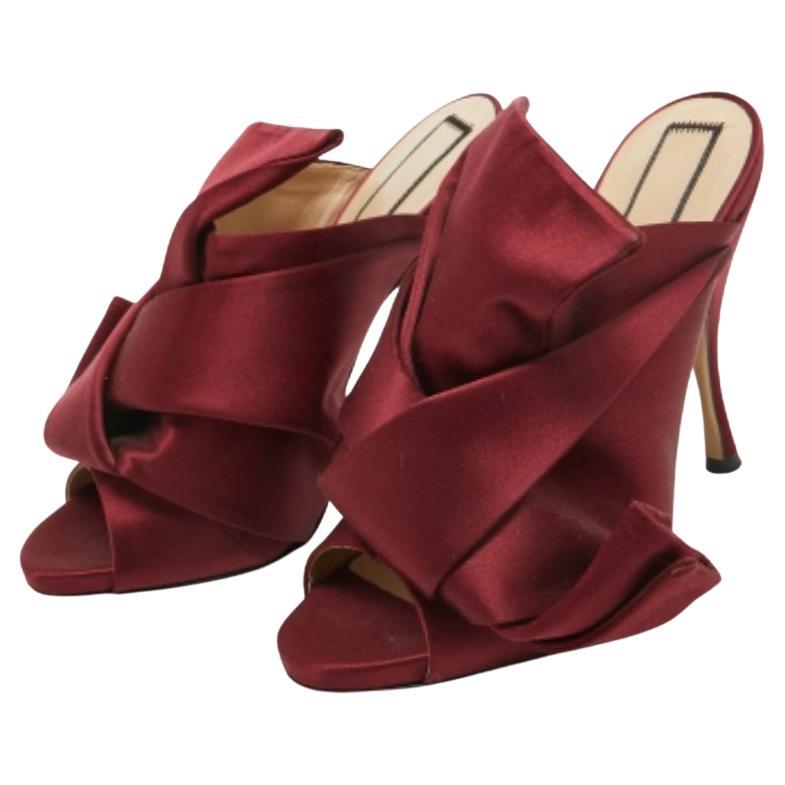Mezcla perfecta de lujo, estilo y comodidad, estos mules de diseño están fabricados con materiales de calidad y enmarcan sus pies de la forma más elegante. Pueden combinarse con un sinfín de prendas de tu armario.