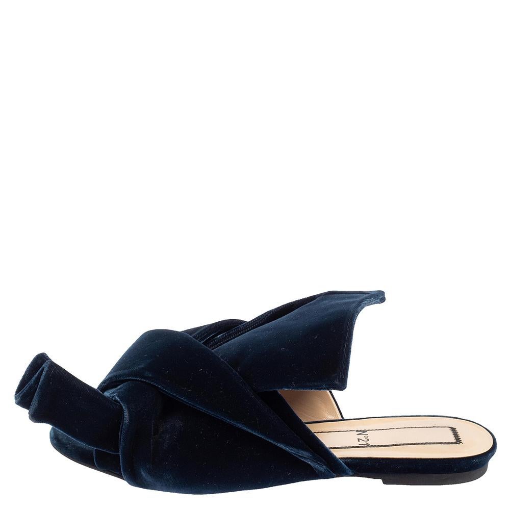 Characterized by exaggerated knots, the Nº21 flats mules are a statement pair and can take your look to a whole new level. They are skillfully crafted from velvet in a dark blue shade and feature open-toes. These flats are equipped with comfortable