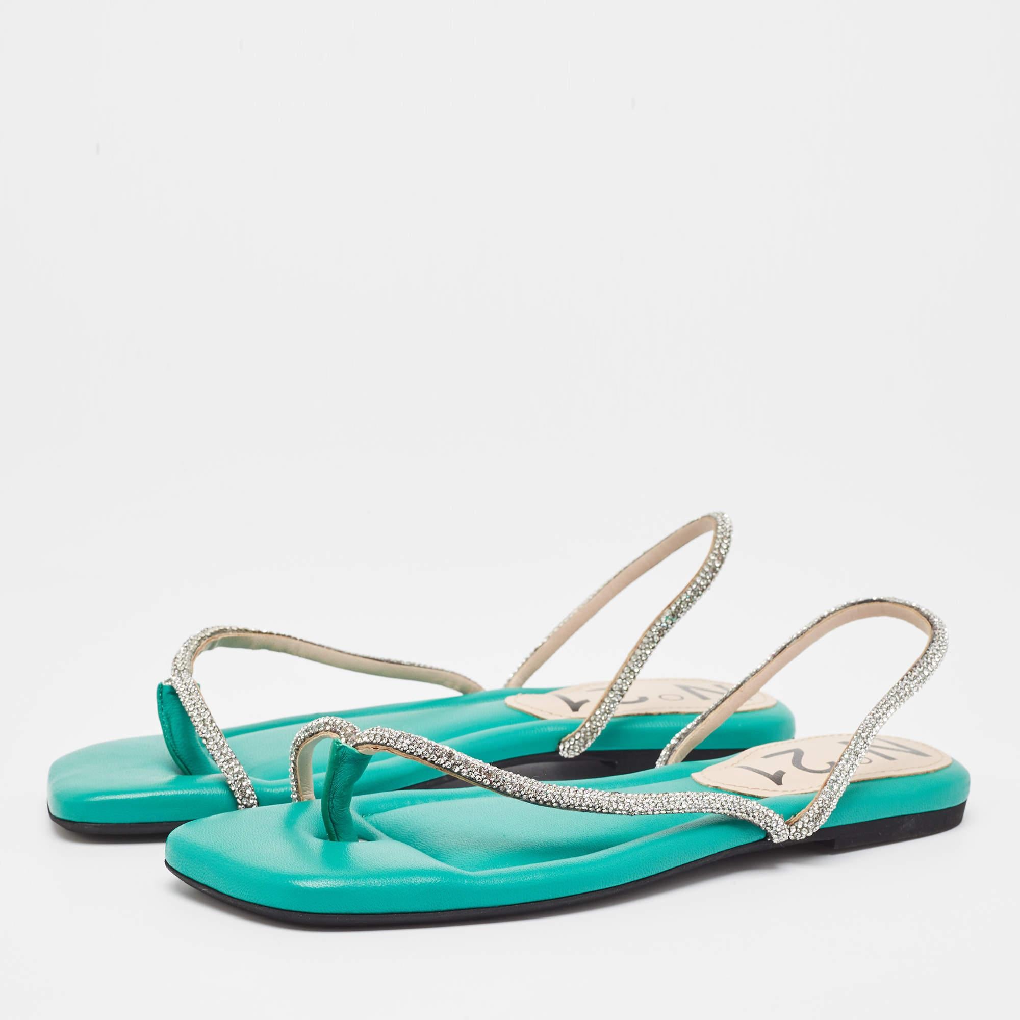 Découvrez l'élégance des chaussures avec ces escarpins N21. Méticuleusement conçues, ces chaussures plates marient mode et confort, vous assurant de briller dans tous les contextes.