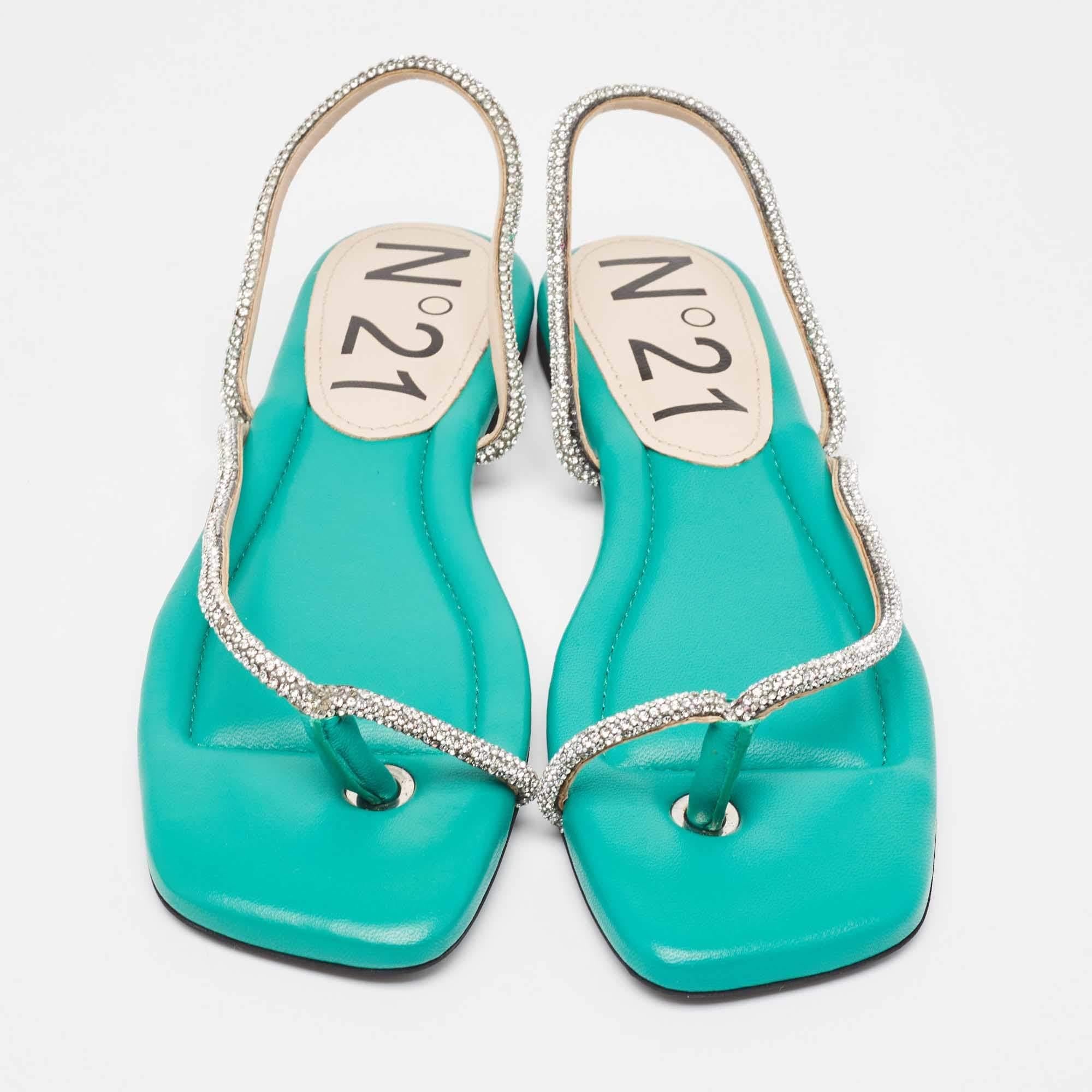 Vert Sandales à bride arrière en cuir vert ornées de cristaux N21, taille 38,5 en vente
