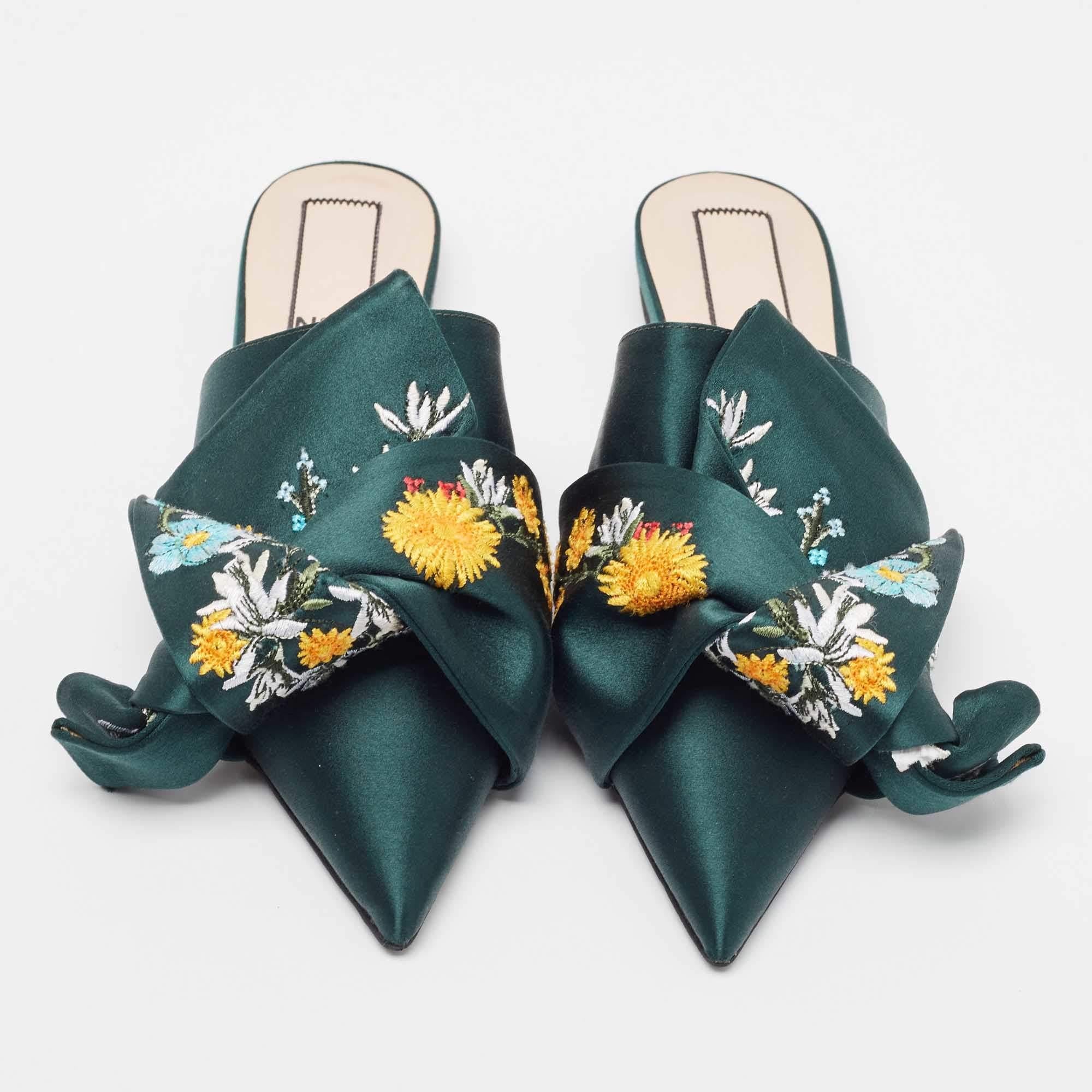 Noir Chaussures plates en satin vert brodées de fleurs N21, taille 36 en vente