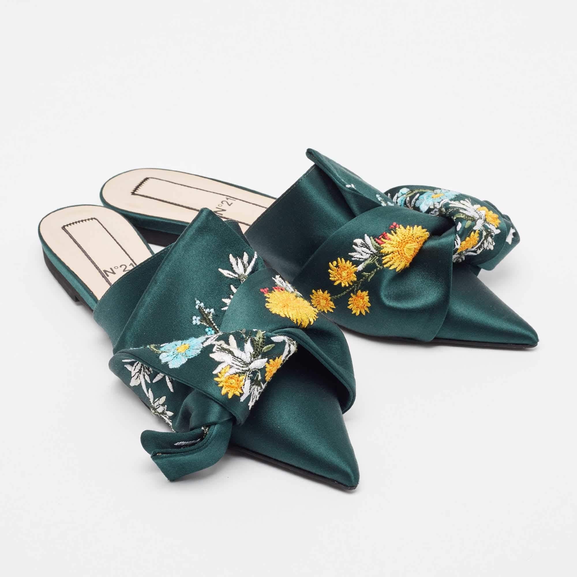 Chaussures plates en satin vert brodées de fleurs N21, taille 36 Bon état - En vente à Dubai, Al Qouz 2